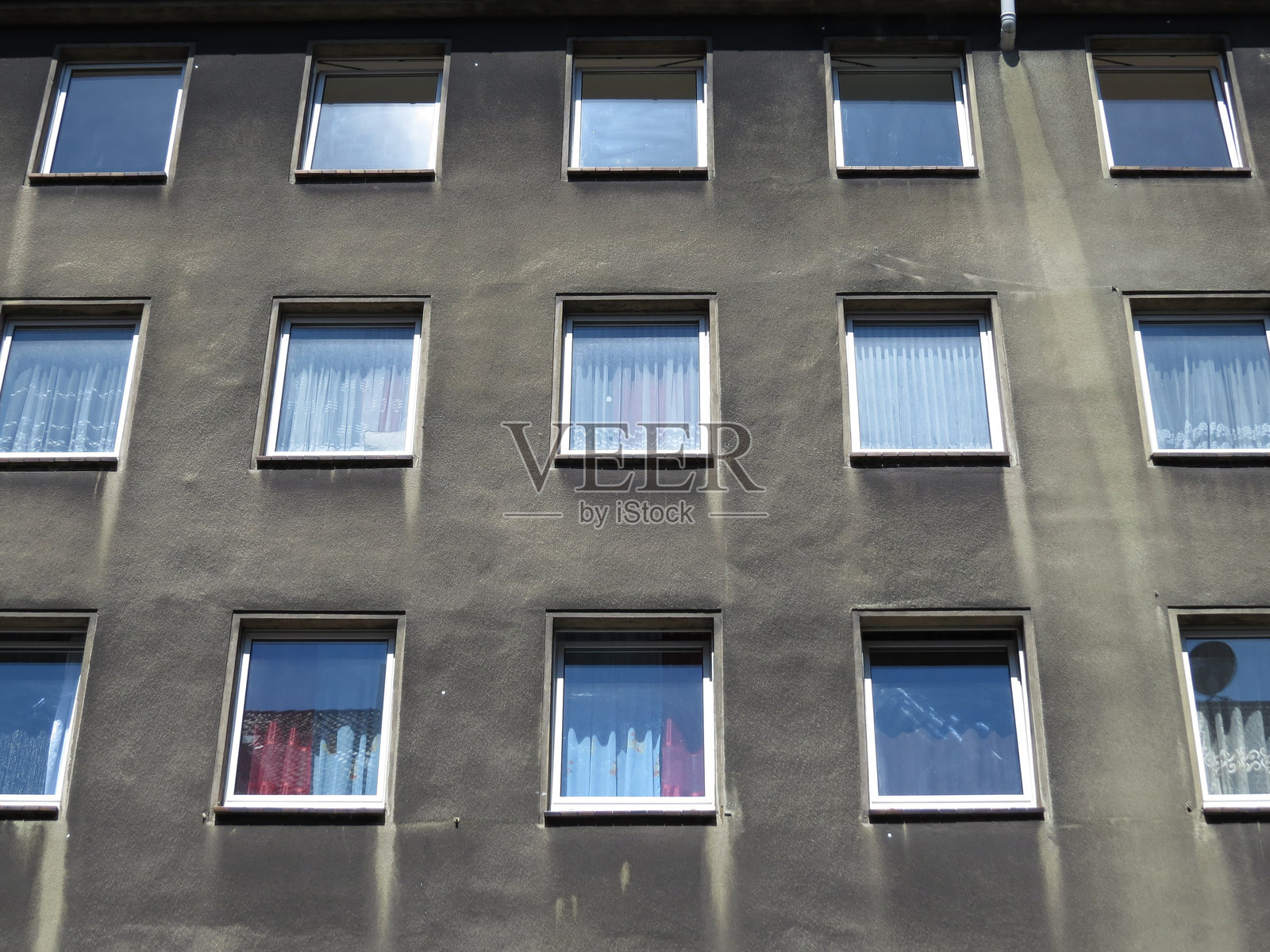 低角度视图的窗户排成一行照片摄影图片