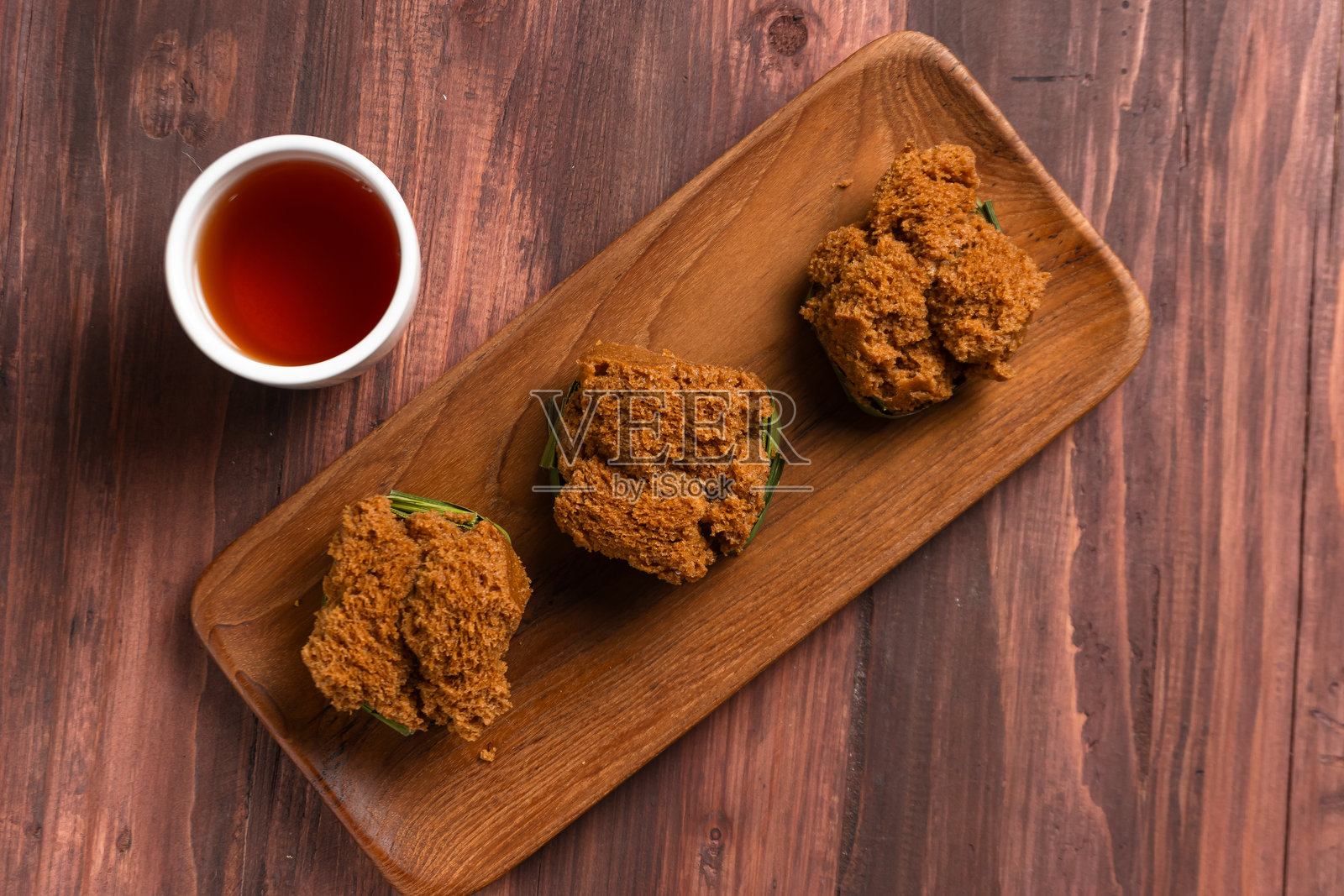 红糖蒸海绵蛋糕。照片摄影图片