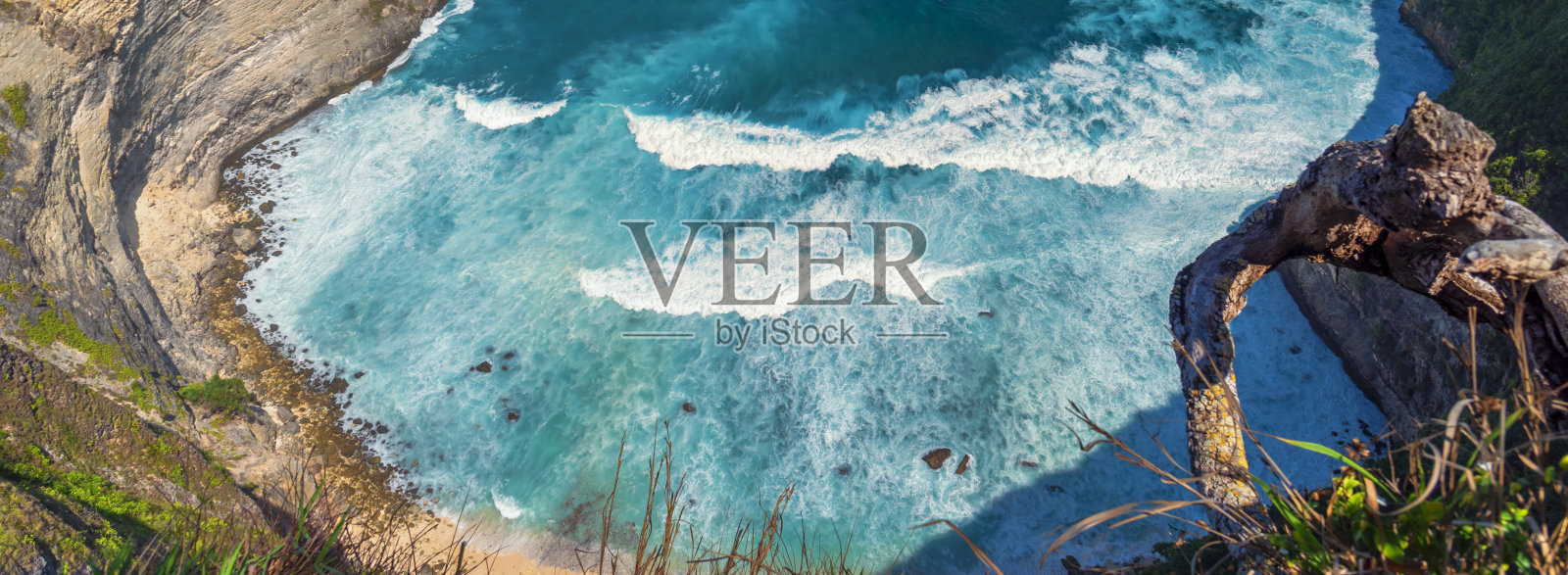 横幅 翠绿色的海洋水面,白色波浪图案拍打深蓝色海洋。横幅 热带海滩海景,深色背景下的波浪拍打岩石。夏季海洋表面大浪,留有空白空间。照片摄影图片