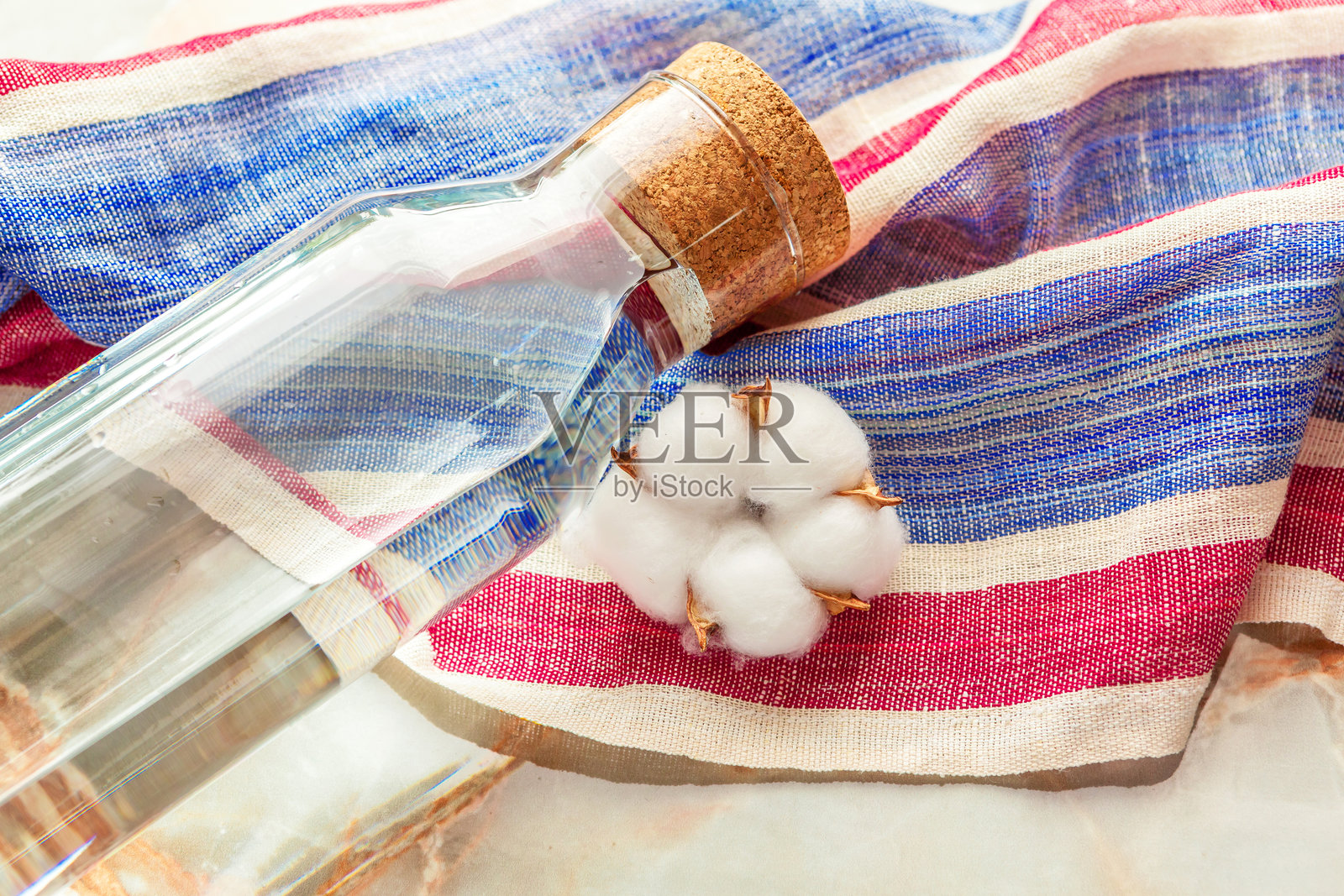 回收、健康饮食、工业概念。水瓶特写。照片摄影图片