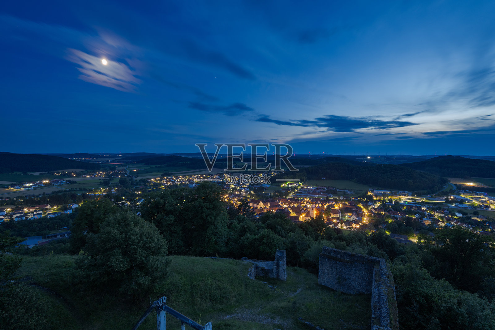 夜晚的德国巴伐利亚州,月光下的维尔堡城镇与城堡遗址的美丽景色照片摄影图片