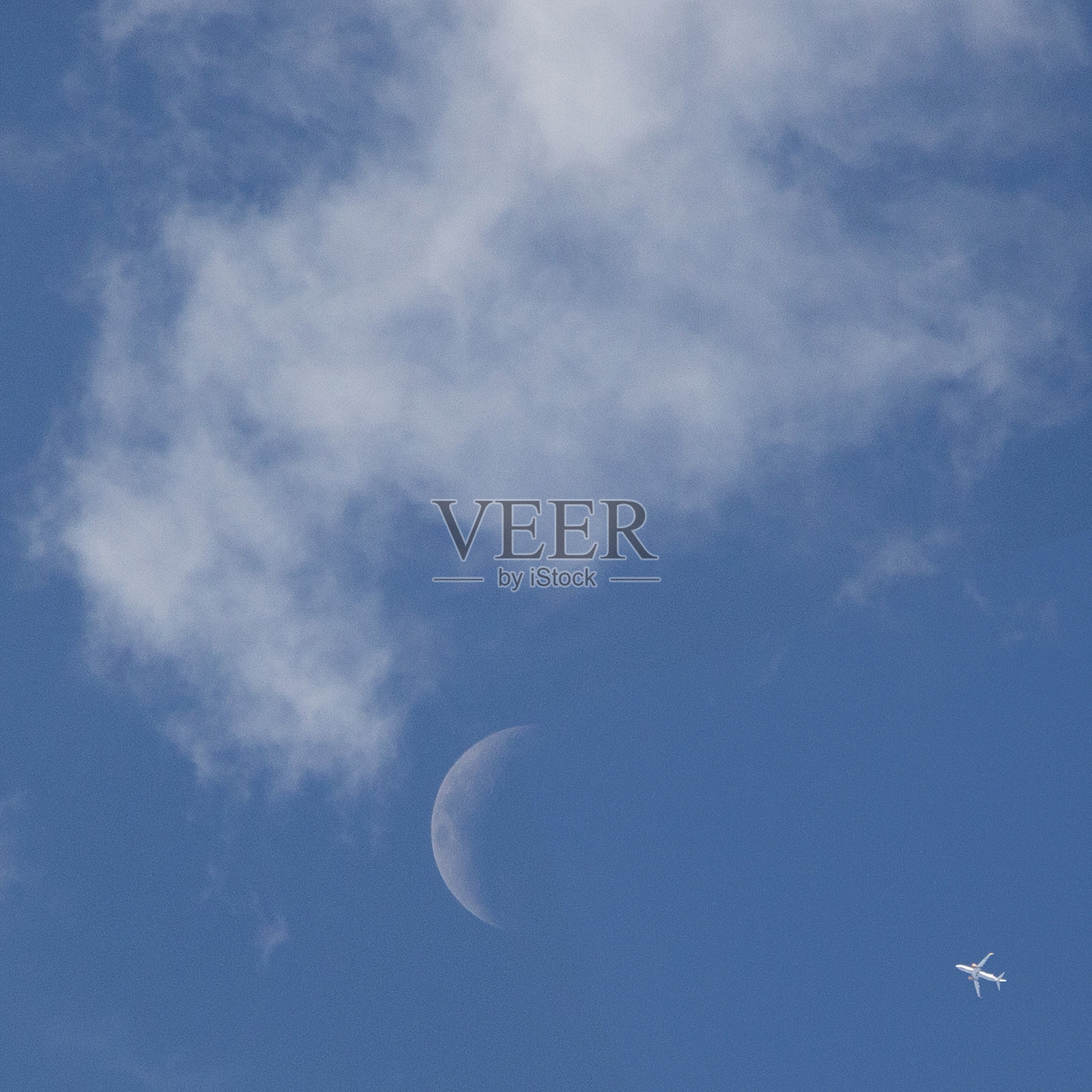 天空景观,月亮、云朵和飞机照片摄影图片