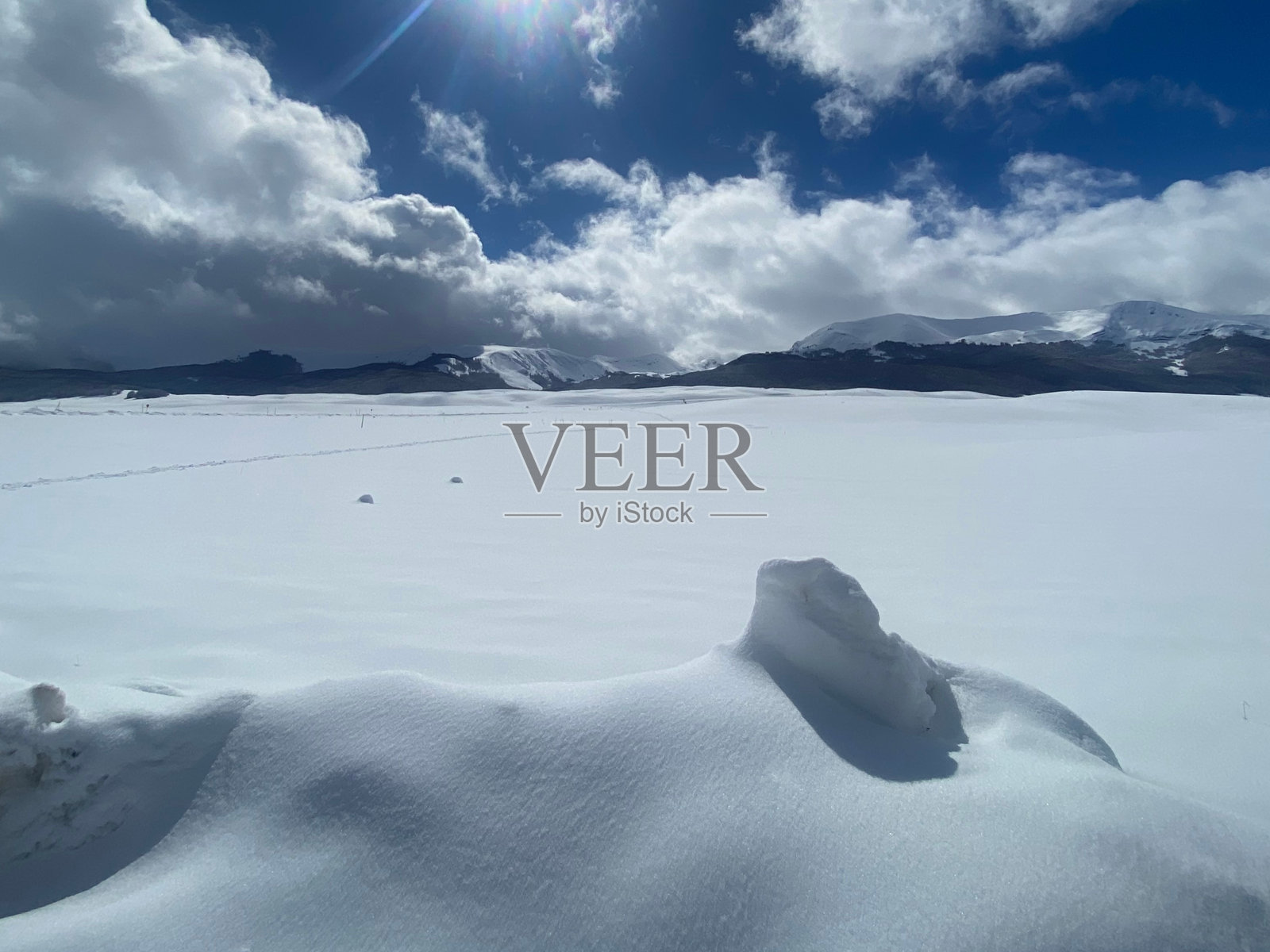 阿布鲁佐的蓝天雪景照片摄影图片