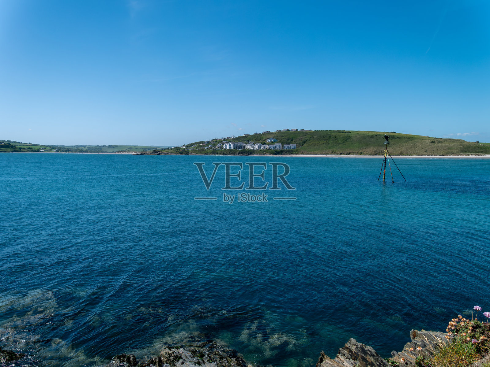 在无云的晴空下,迷人的大西洋水域。爱尔兰海滨风景。蓝色的海洋映衬着蓝天。照片摄影图片