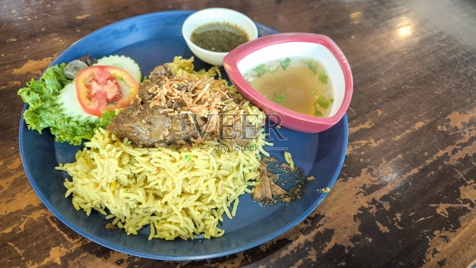 伊斯兰风味牛肉香饭和汤照片摄影图片