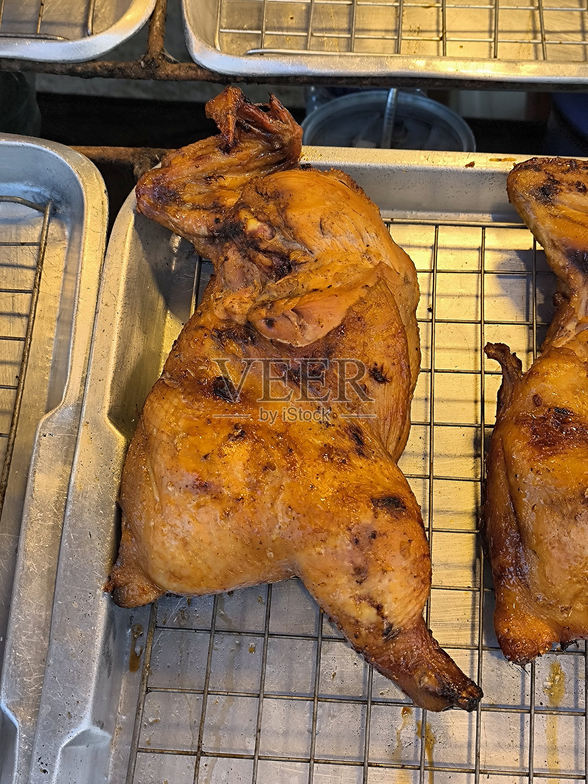 托盘上的烤鸡。烤鸡。健康饮食概念。泰国街头美食。照片摄影图片