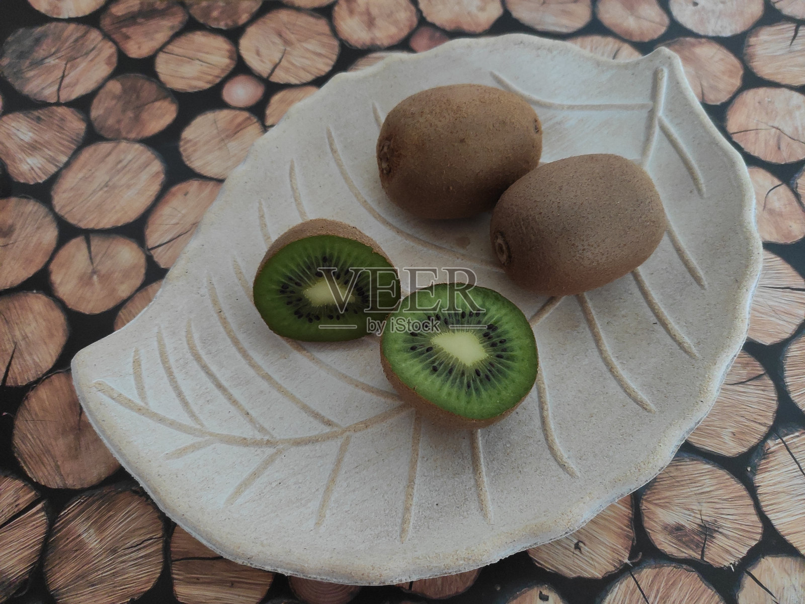 桌子上的新鲜水果:黄色柠檬和猕猴桃照片摄影图片