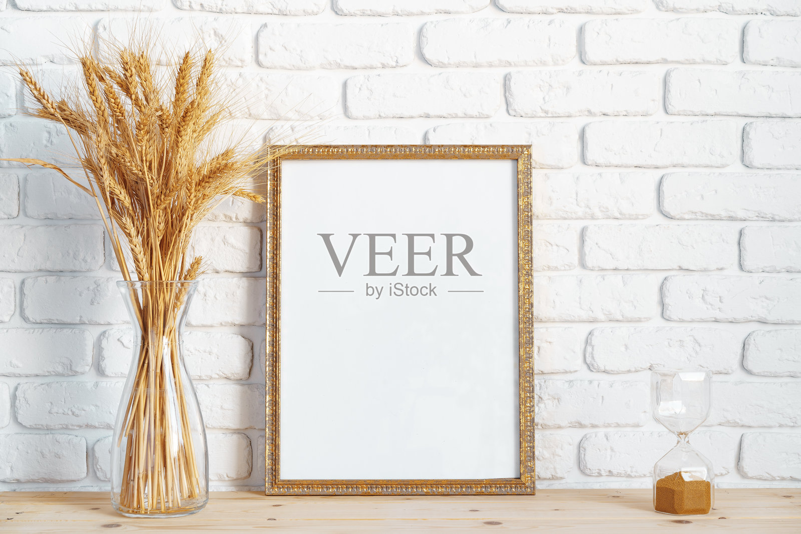 带有麦穗和相框的花瓶靠在砖墙上照片摄影图片