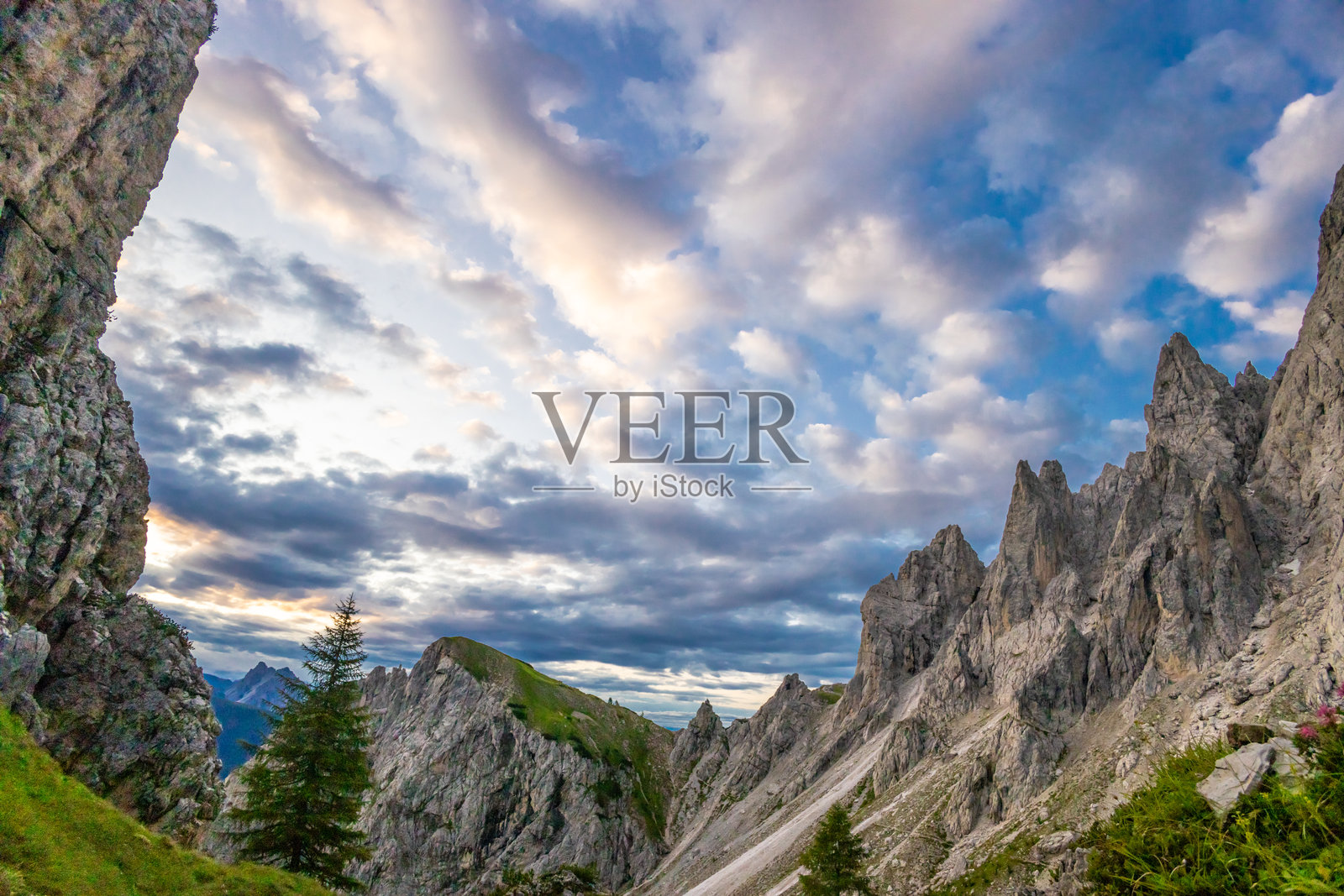 多洛米蒂山脉秋季恶劣天气,暴风雨前的阴暗多云天空照片摄影图片