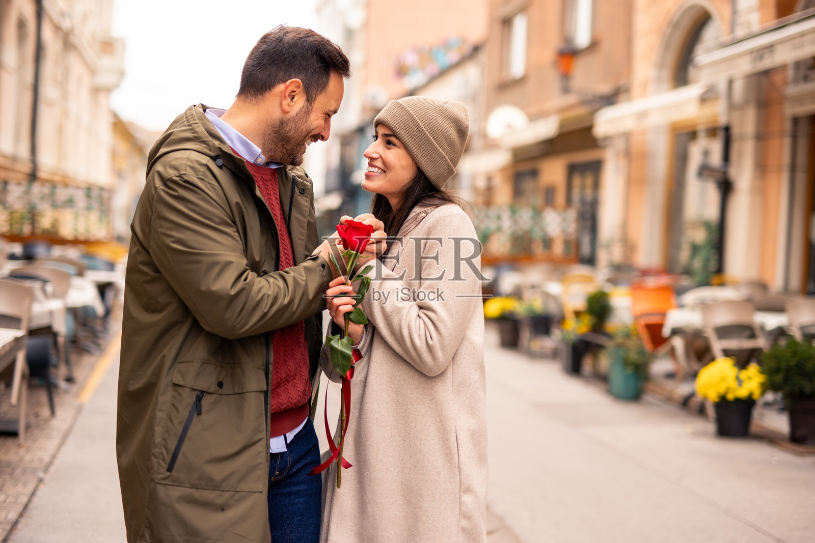 白人男性兴奋地用玫瑰给伴侣带来惊喜照片摄影图片