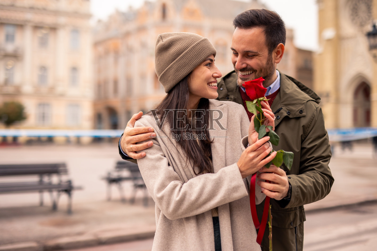 微笑的白人情侣与玫瑰庆祝照片摄影图片