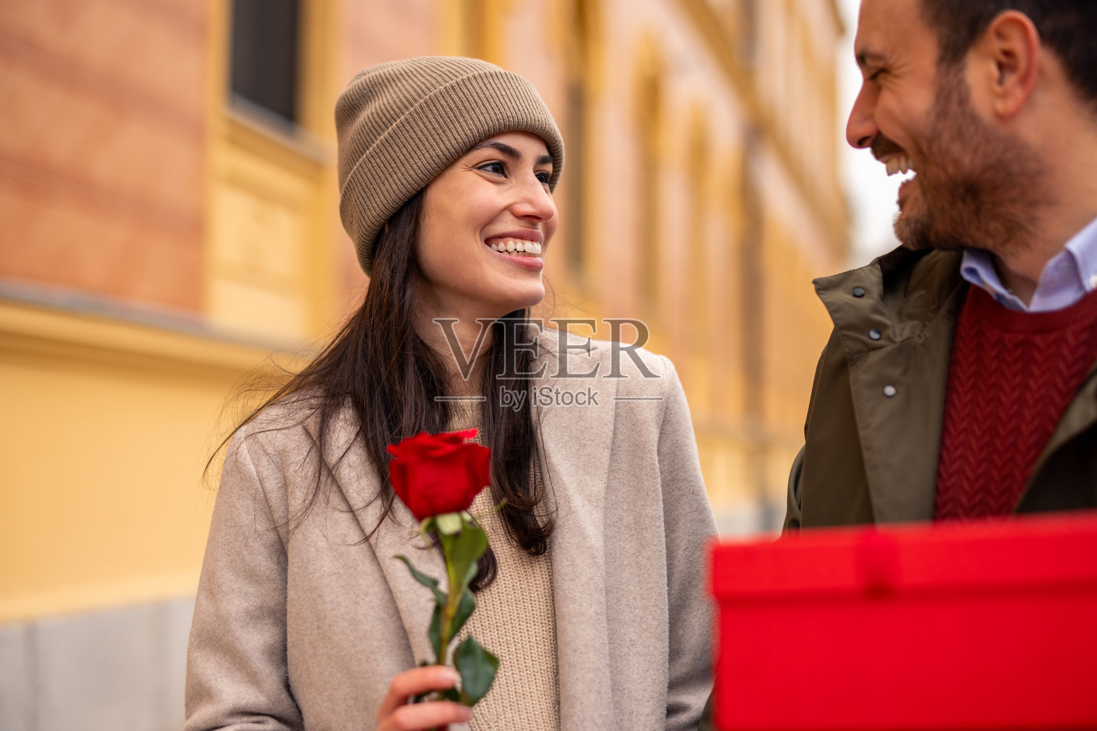 快乐的白人情侣在情人节漫步于城市街道照片摄影图片