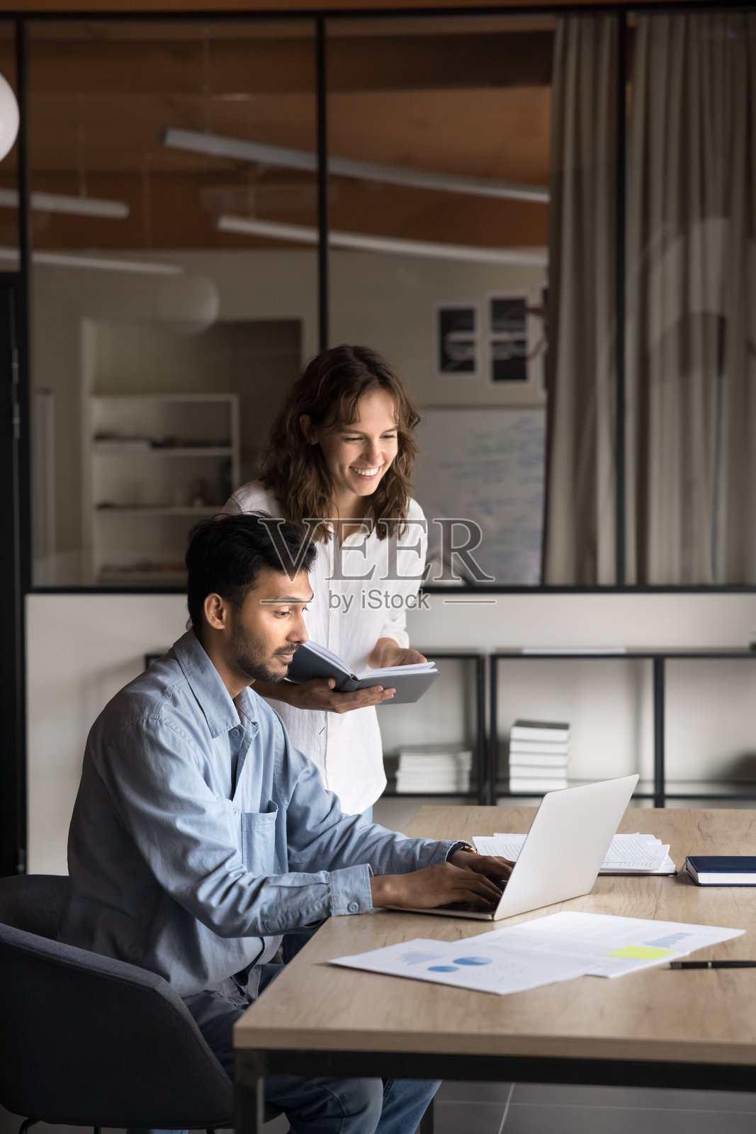 印度和拉丁裔队友共同合作项目照片摄影图片