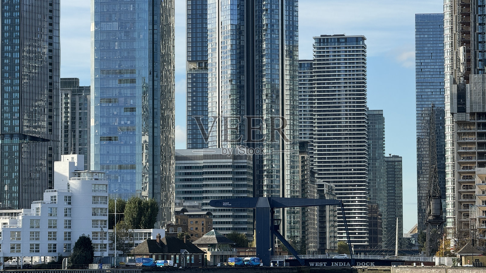 伦敦,英国,卡纳里码头,2024年10月27日。泰晤士河上的伦敦城市摩天大楼景观照片摄影图片