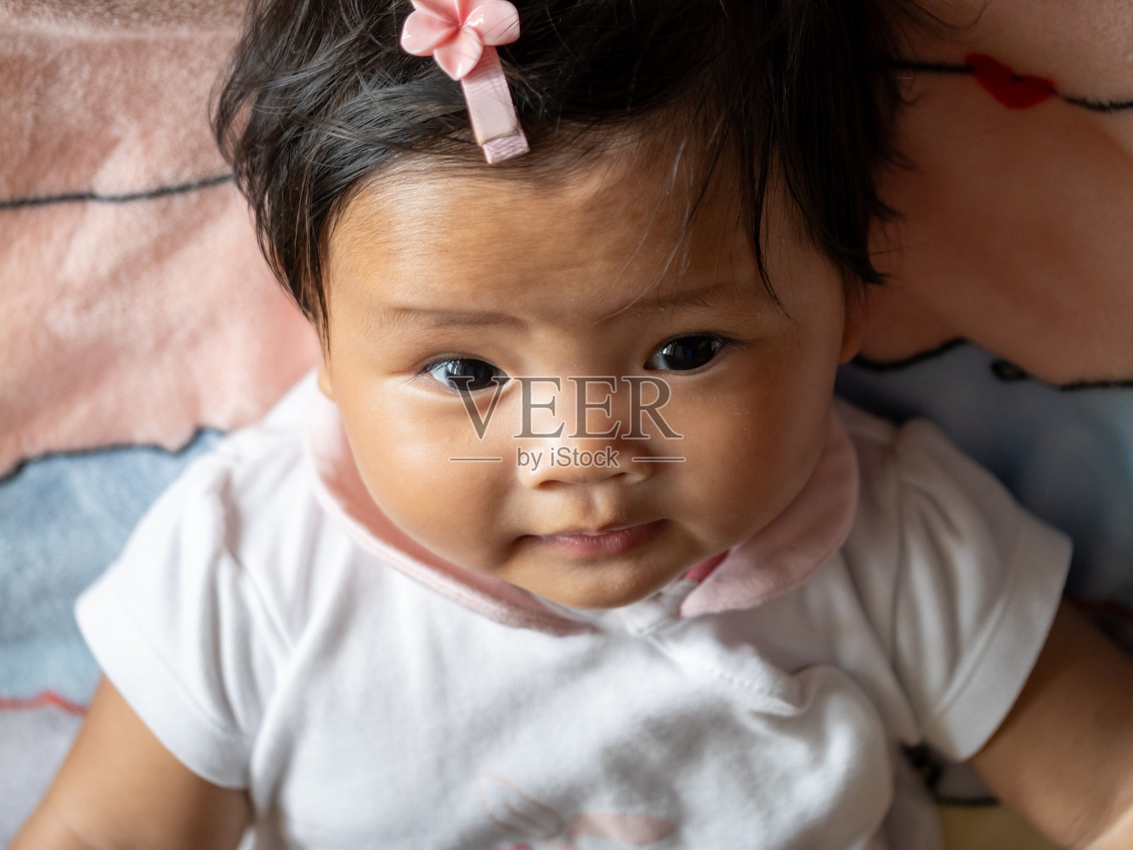 新生儿微笑家庭温馨肖像摄影,舒适环境,特写视角,共同珍惜时刻照片摄影图片