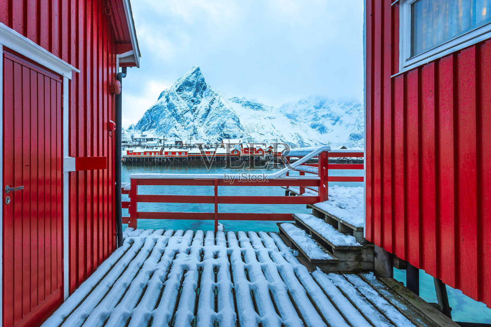 挪威洛福敦群岛冬季的迷人典型渔村雷纳。照片摄影图片