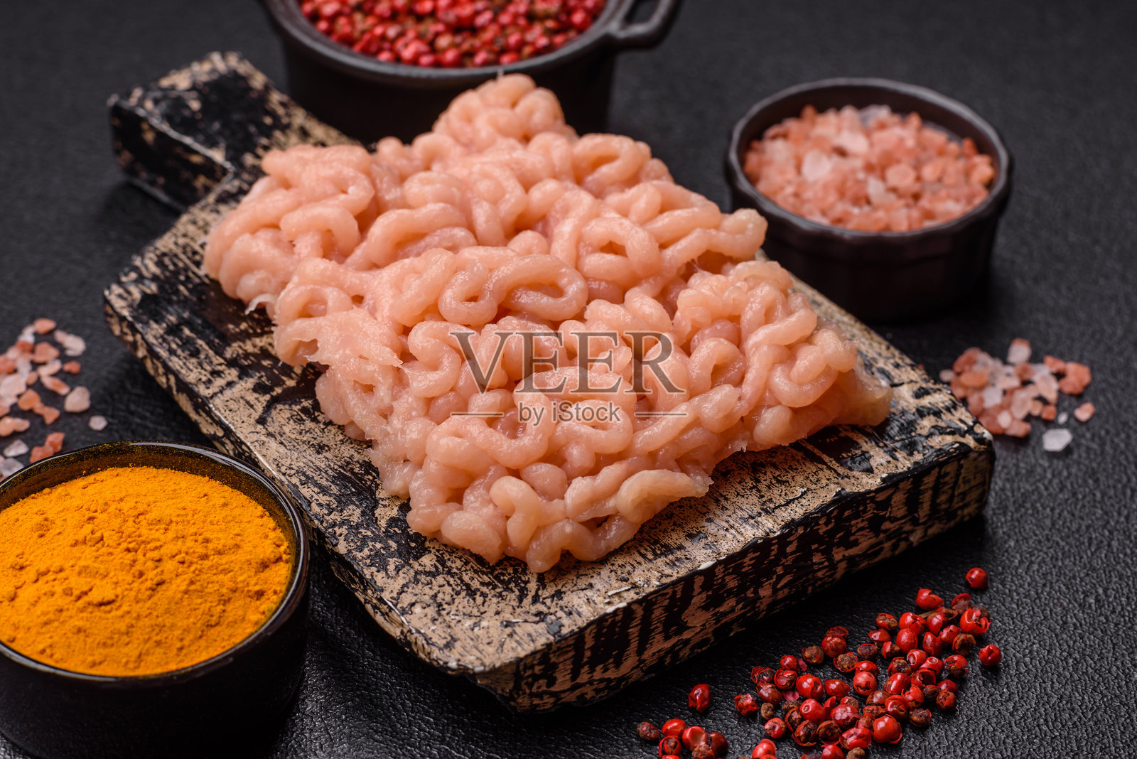 生鸡肉末加盐、香料和草药照片摄影图片