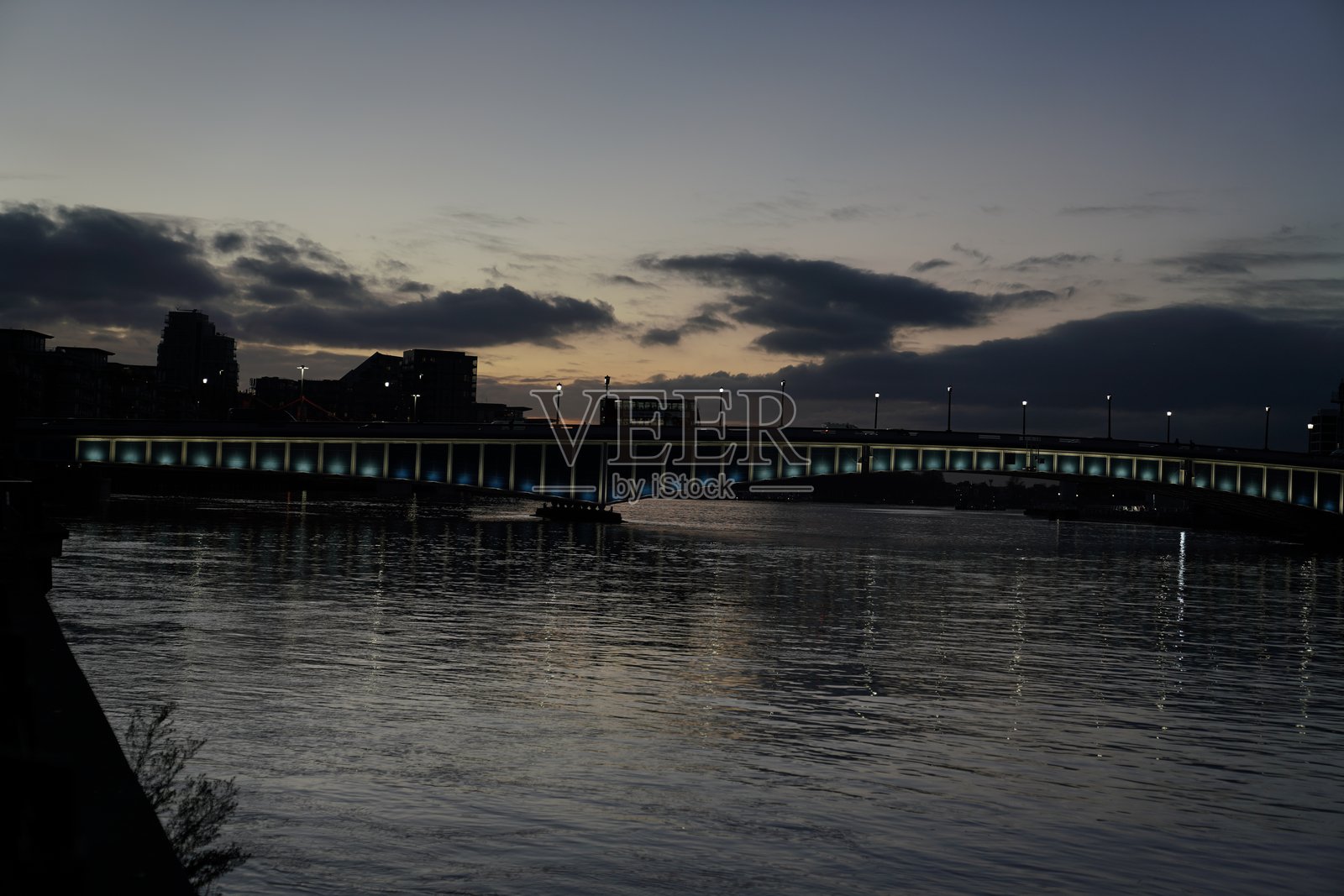 伦敦西部的温兹沃斯桥横跨泰晤士河照片摄影图片