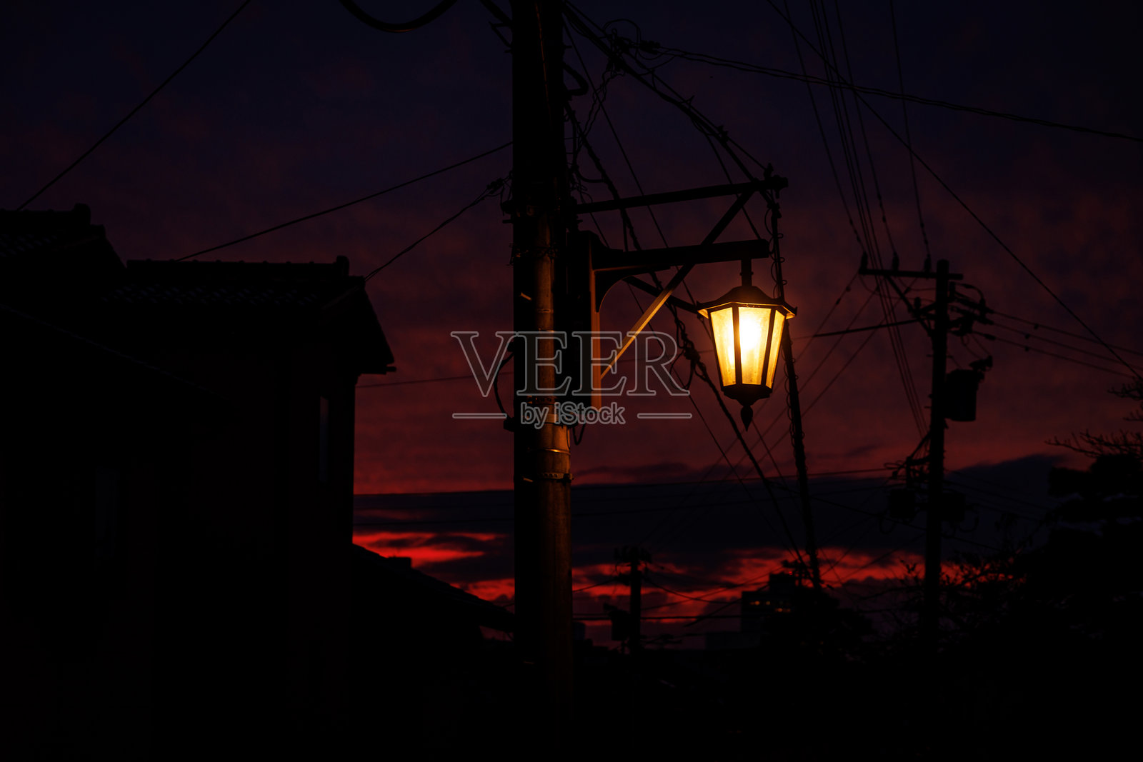 宁静的夜晚街景,灯笼柔和地照亮宁静的黄昏天空照片摄影图片