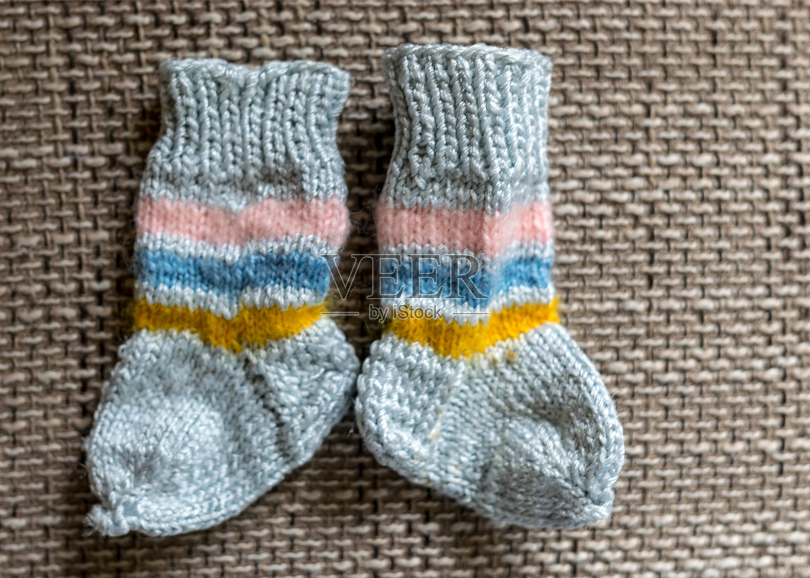 美丽的多色小孩袜子,手工制作,羊毛纱线,针织纹理照片摄影图片