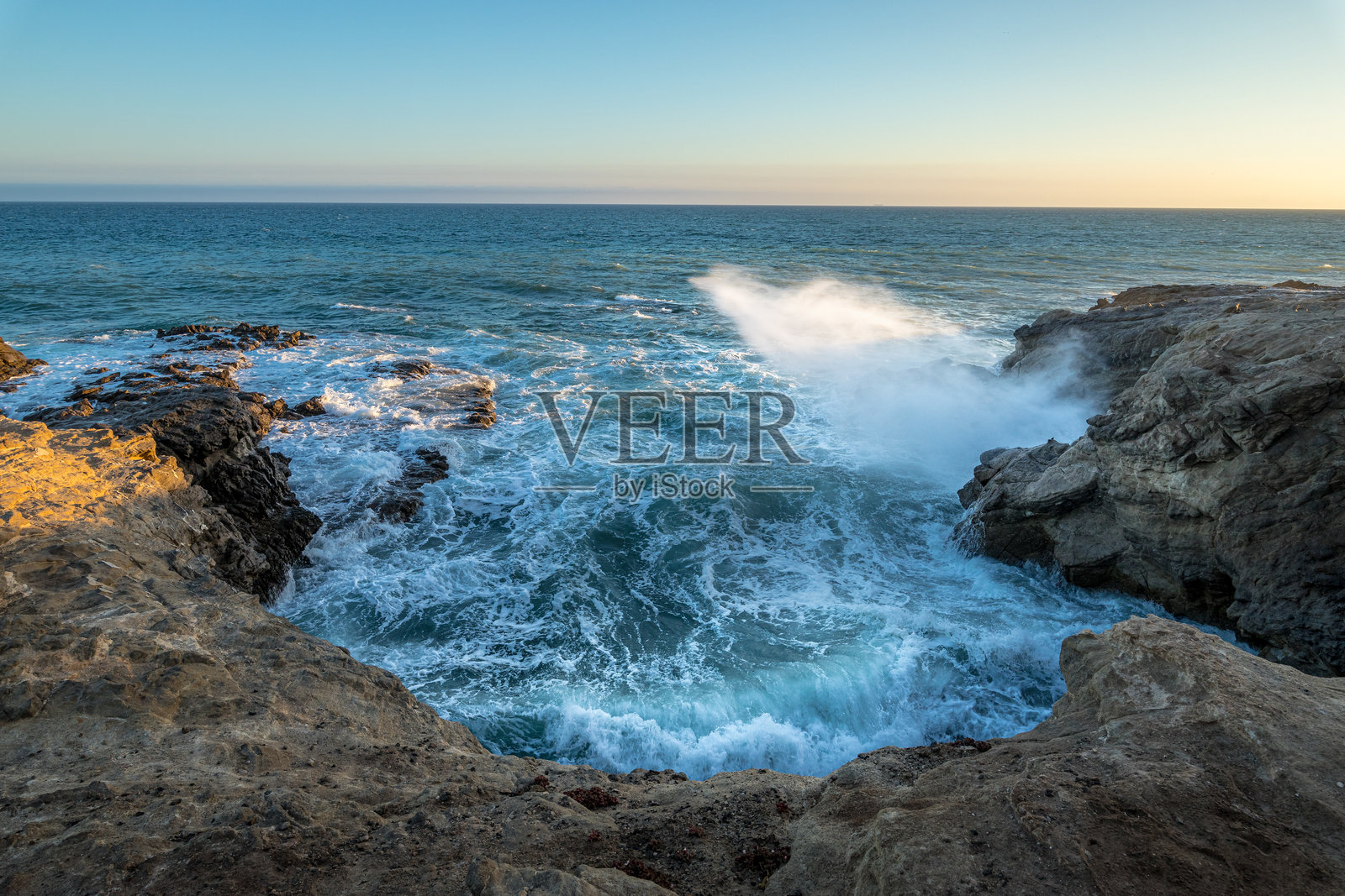海浪拍打着马里布的岩石海岸照片摄影图片