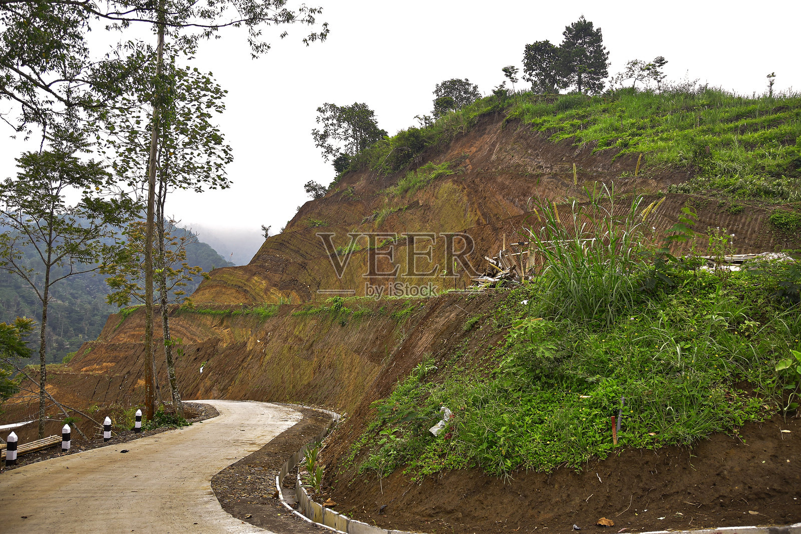 路边的悬崖被修建成阶梯状,以防止滑坡。照片摄影图片