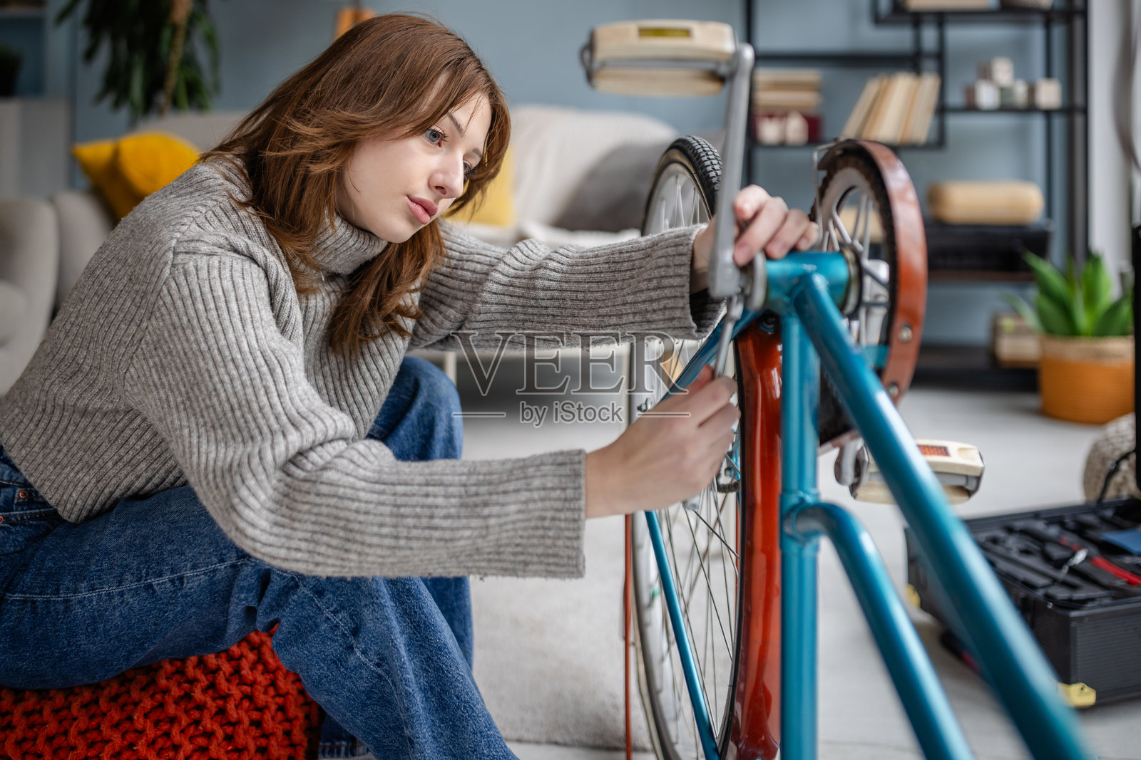 在温馨环境中细致入微的自行车修理照片摄影图片