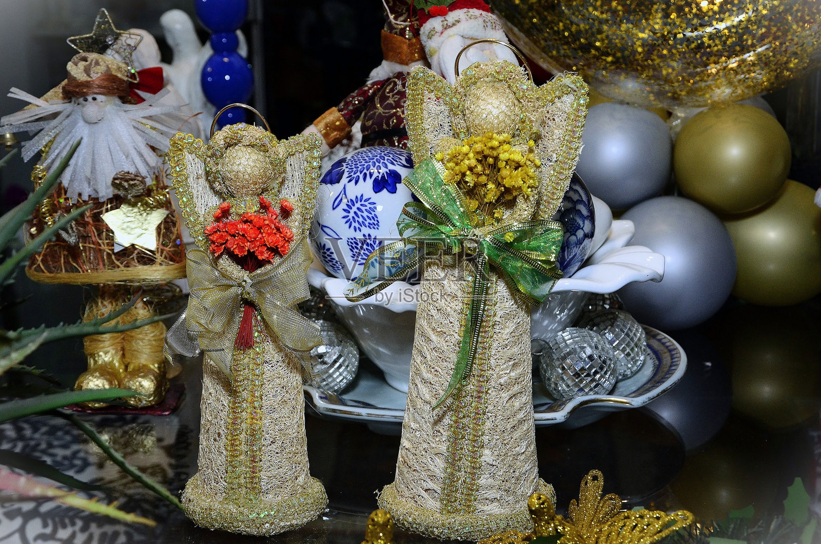 用丝瓜络(丝瓜)制作的天使装饰圣诞餐桌照片摄影图片