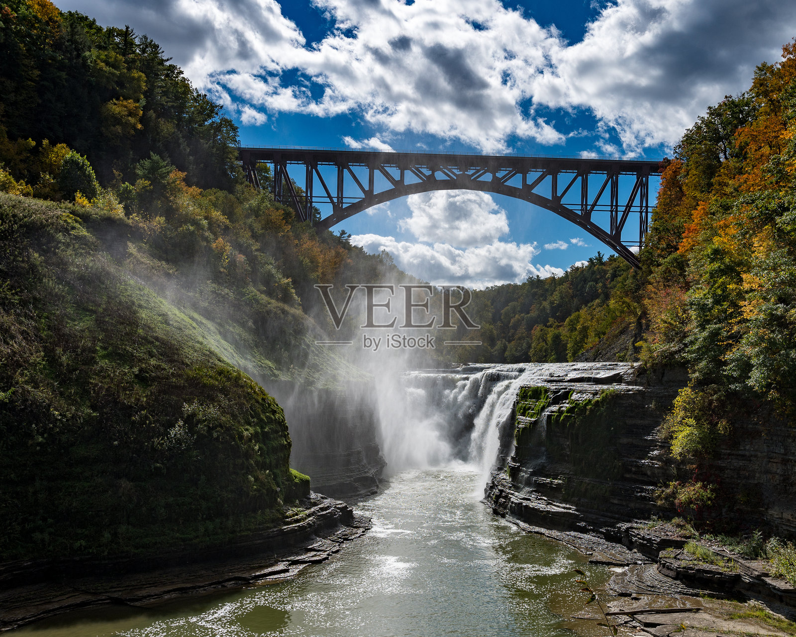 纽约州的基尼西拱桥横跨基尼西河上游瀑布照片摄影图片