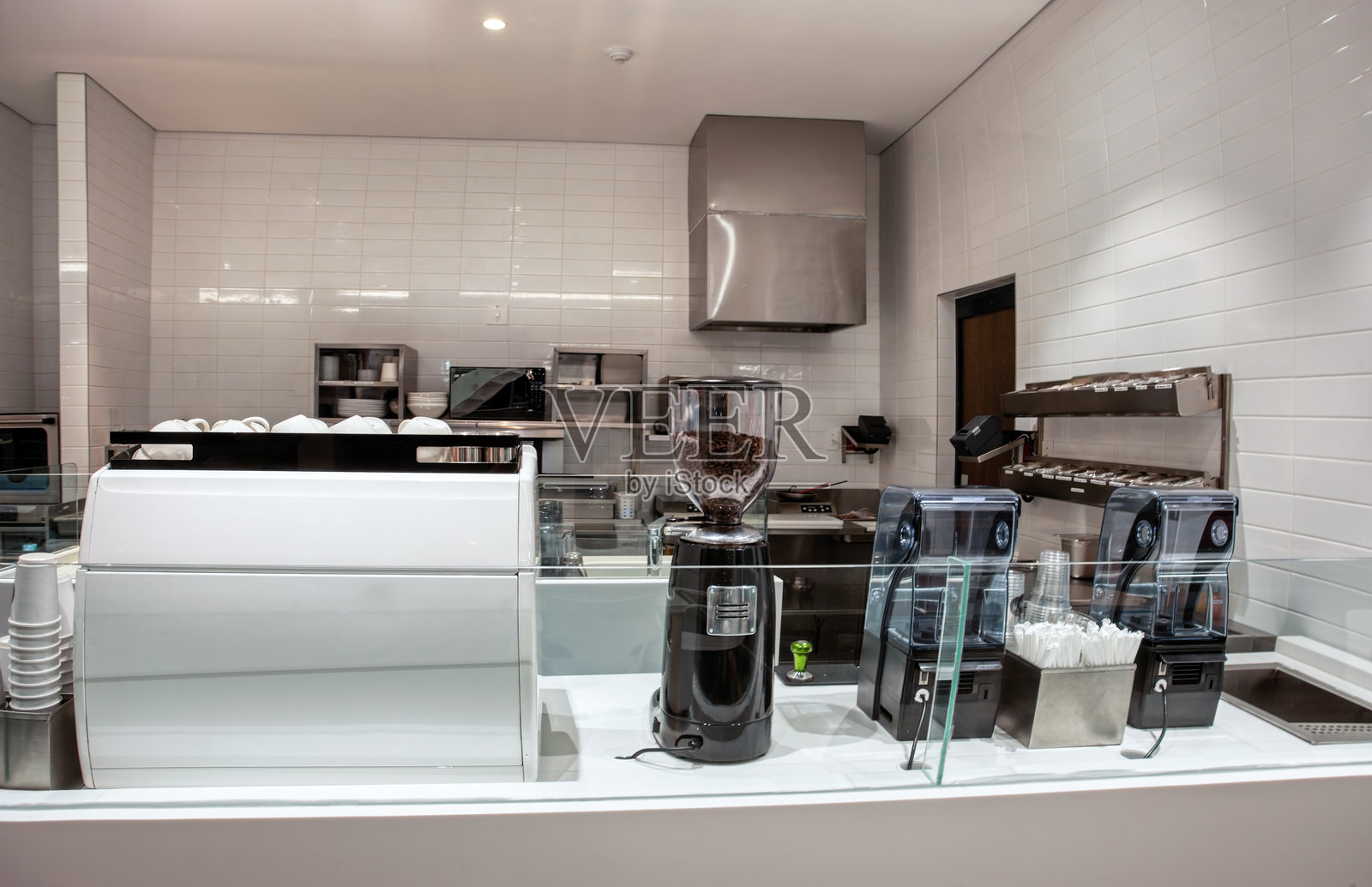 咖啡店空荡荡的柜台和机器,咖啡馆的顶部柜台上摆放着浓缩咖啡、咖啡和三明治,干净的自助餐厅照片摄影图片