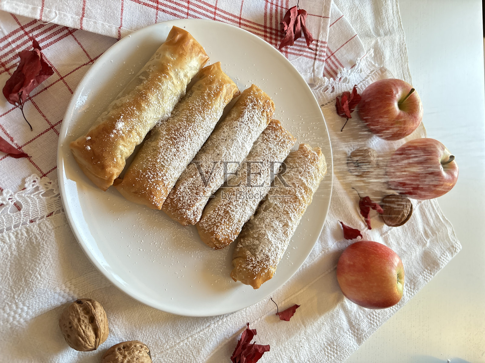 苹果卷,迷你酥皮苹果卷。照片摄影图片