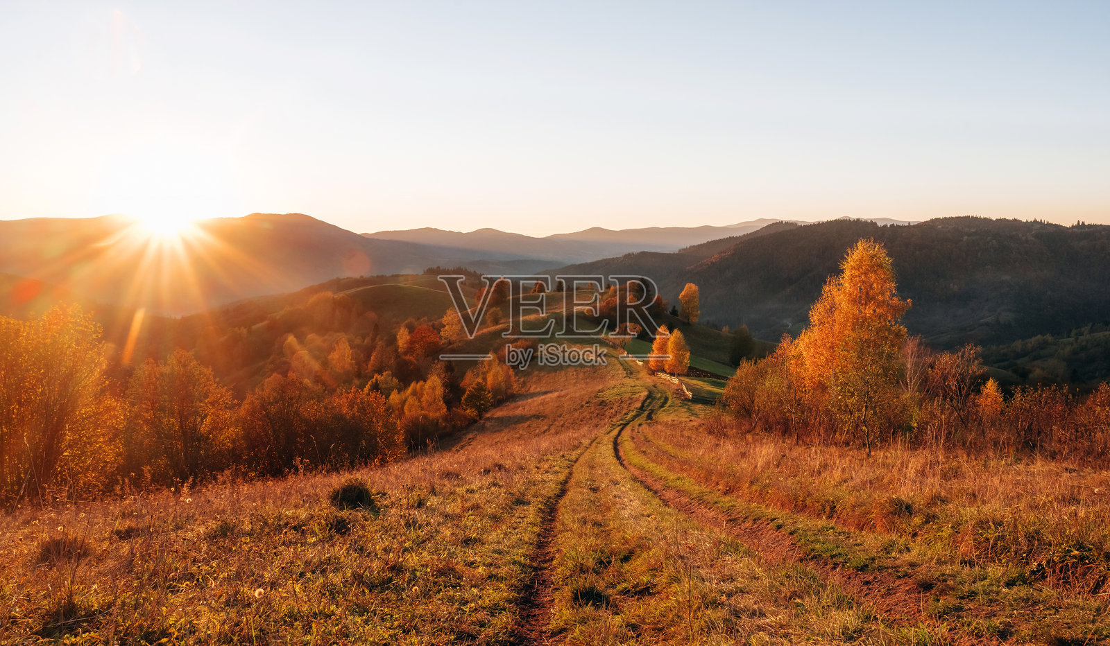 太阳在地平线上升起。喀尔巴阡山脉的壮丽景色,秋季时节。照片摄影图片