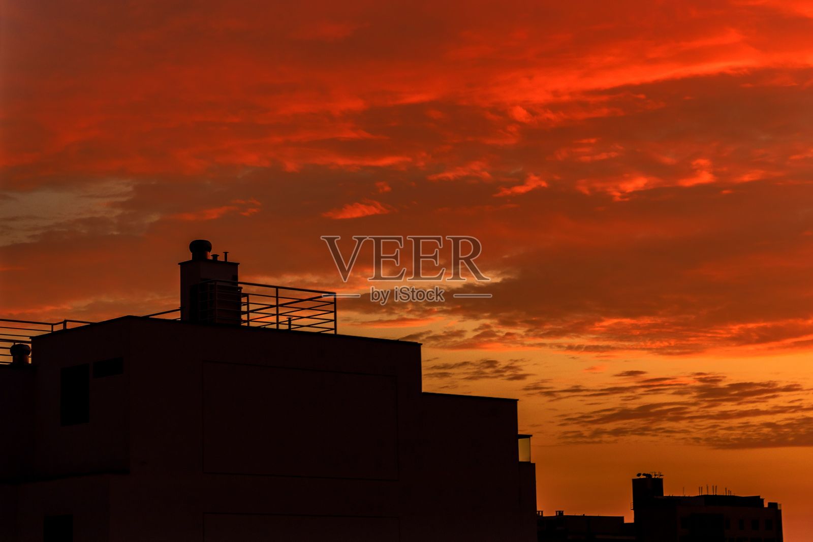 秘鲁利马的戏剧性日落天空,绚丽的红色和橙色云彩照片摄影图片