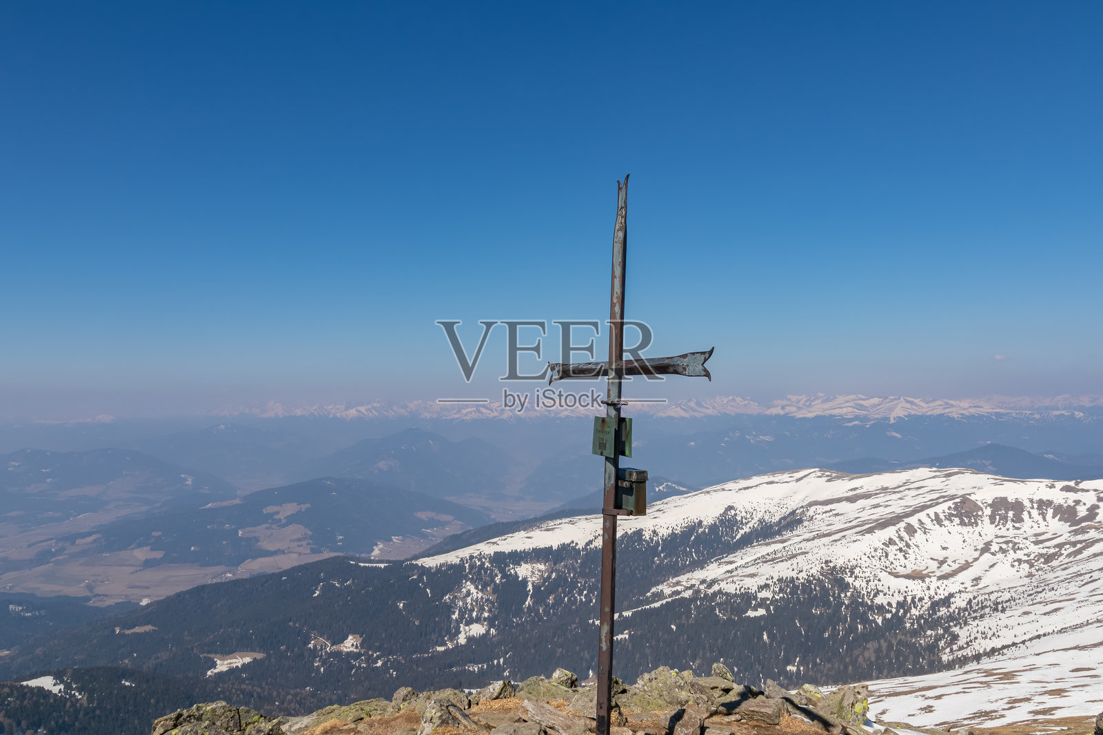 齐尔比茨科格尔 - 从克雷斯科格尔山峰的山顶十字架俯瞰恩斯塔尔阿尔卑斯山脉的雪山美景照片摄影图片