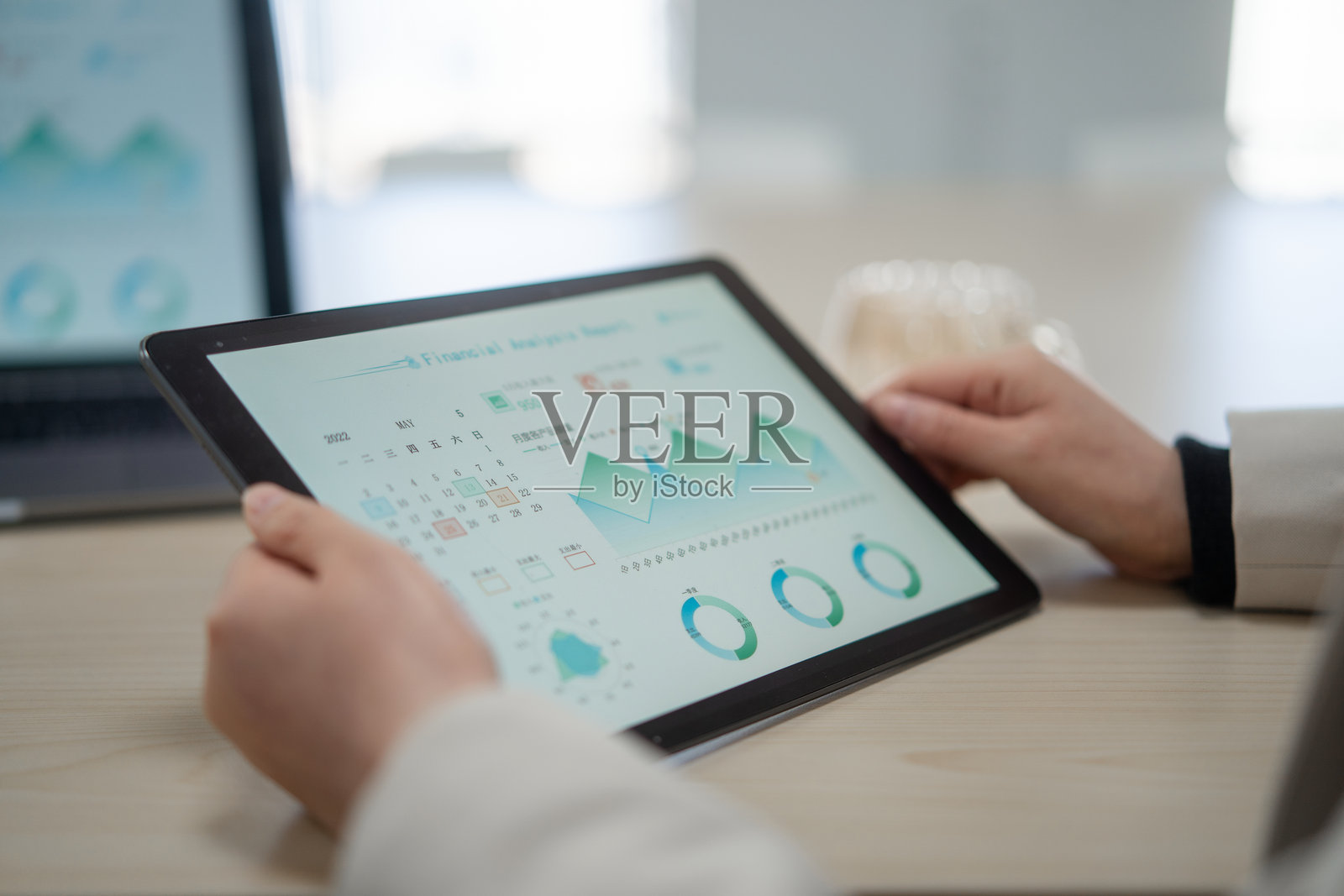 平板电脑上的财务报表。照片摄影图片