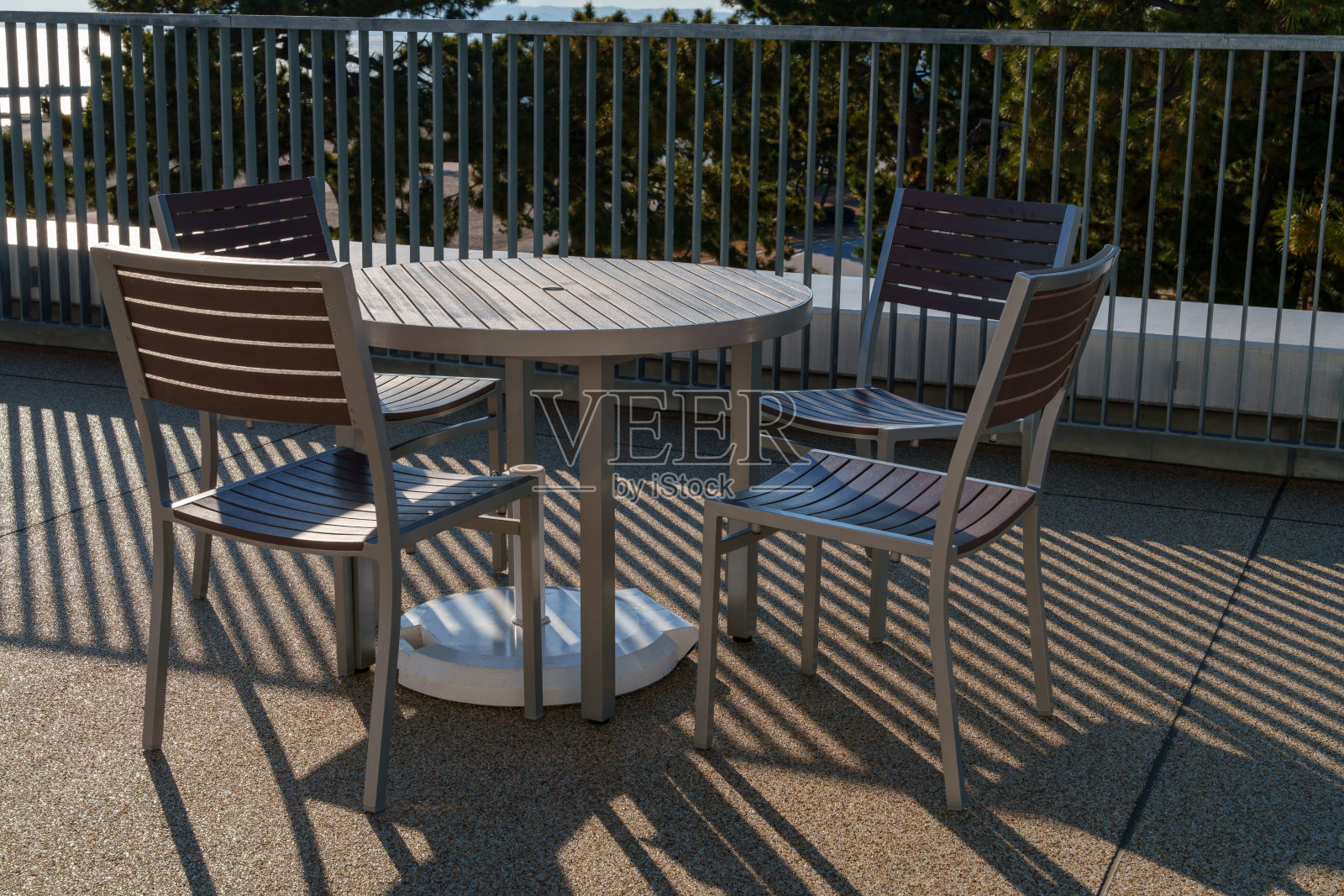 黄昏时分露台上的椅子和桌子照片摄影图片