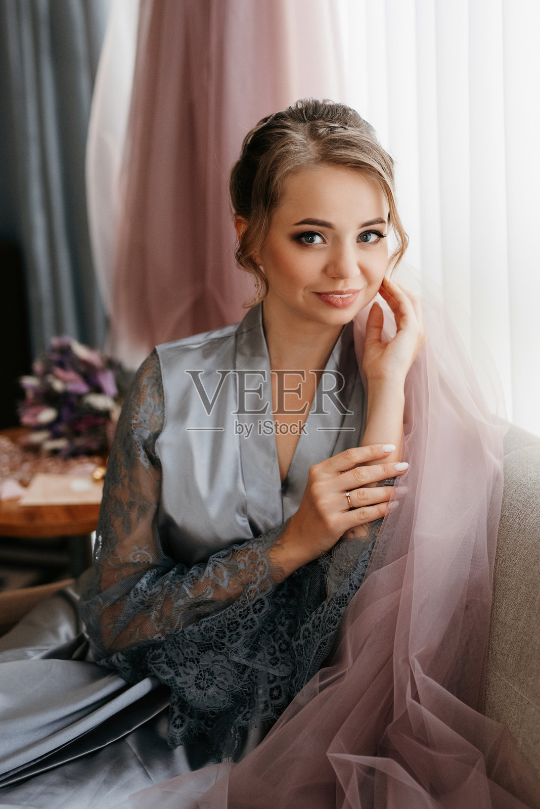 新娘在小屋中为婚礼做准备照片摄影图片