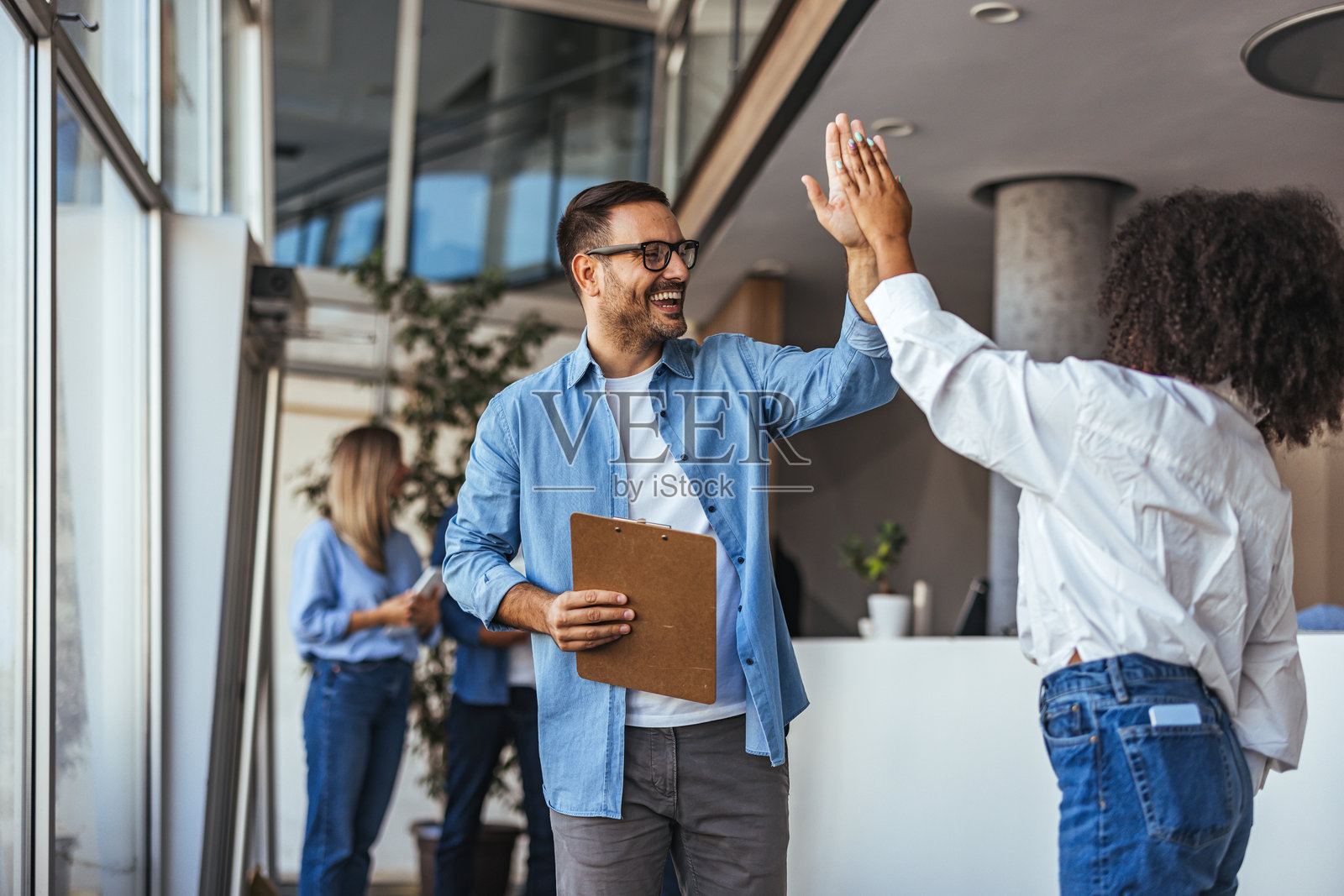 快乐的办公室团队庆祝成功,击掌相庆照片摄影图片