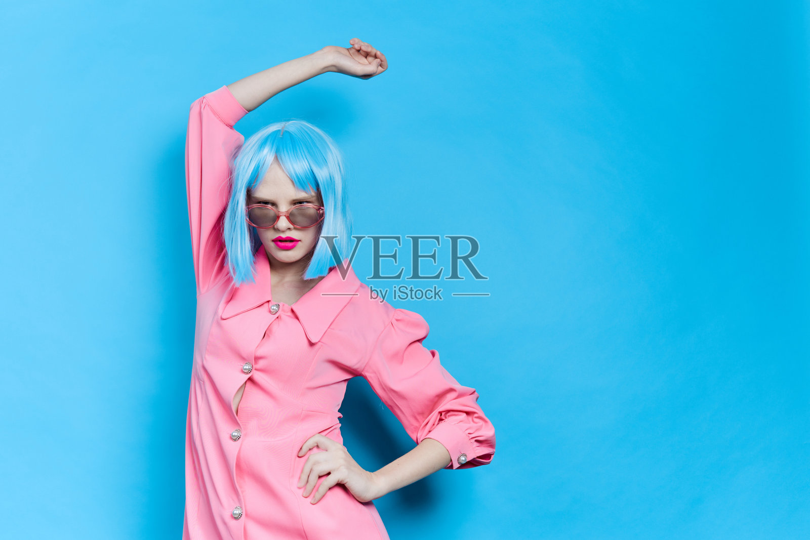 一位女性的肖像,明亮的妆容,时尚的太阳镜,背景为单色。照片摄影图片