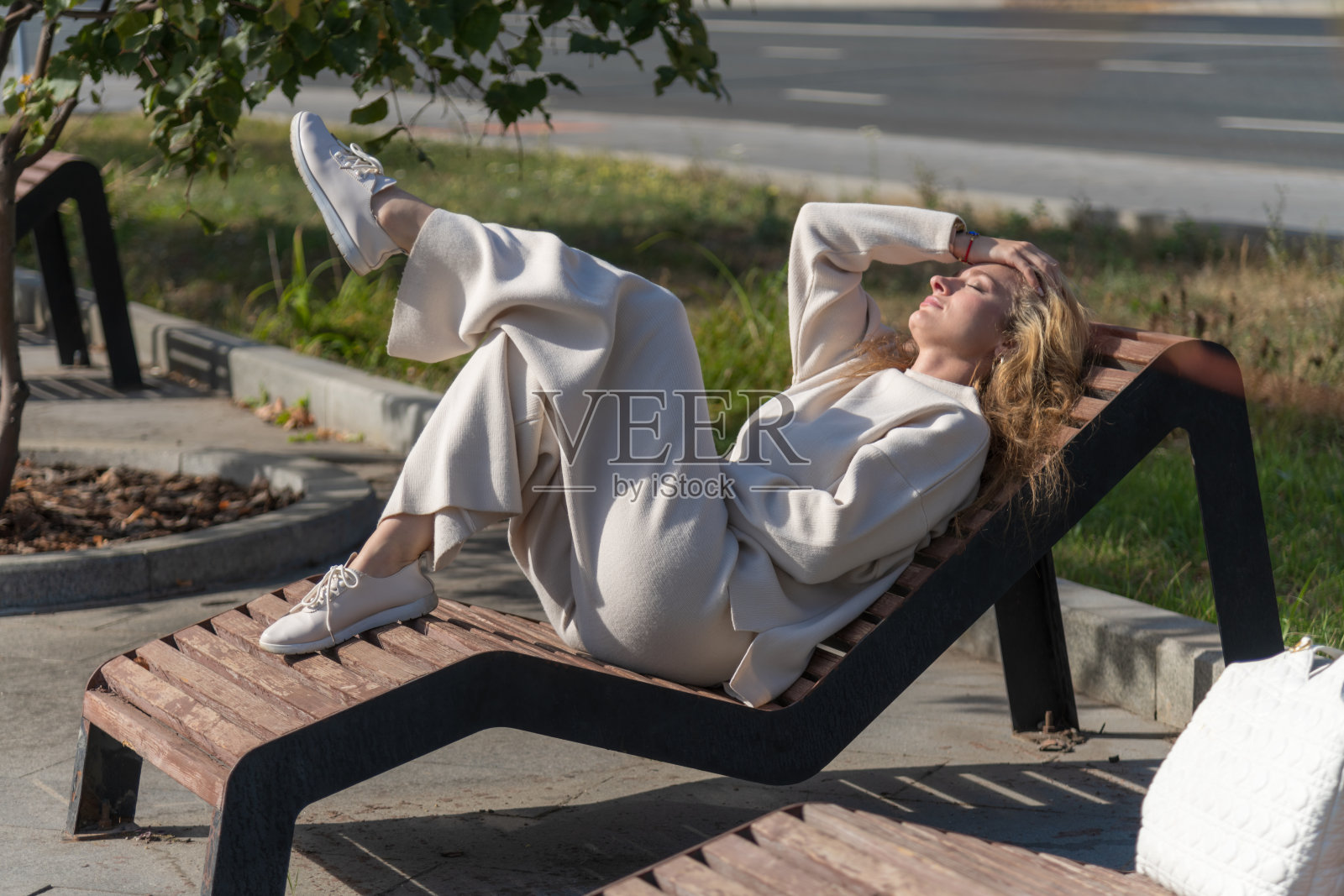 女人在城市长椅上休息照片摄影图片