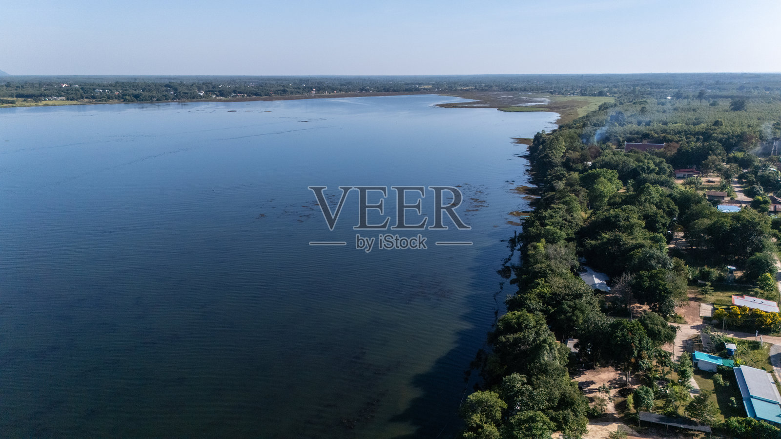 泰国布干省最大的淡水水库——布恩空龙的鸟瞰图。照片摄影图片