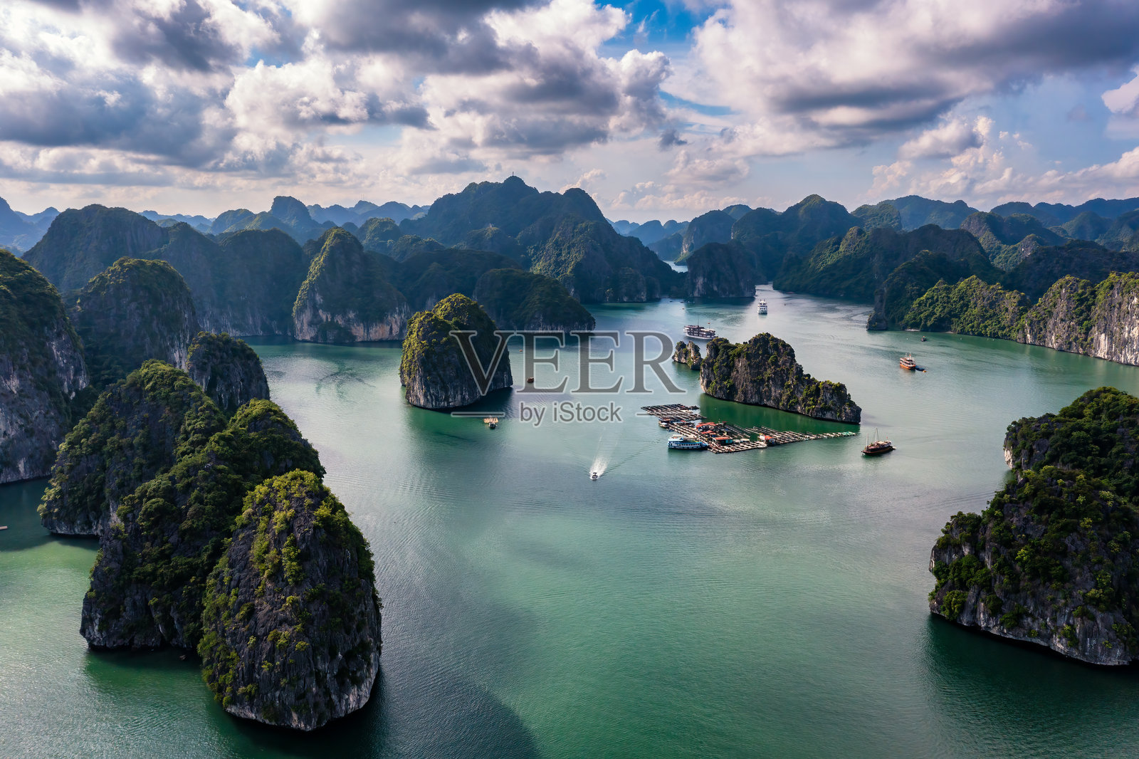 美丽的兰哈湾风景,来自卡巴岛的视角。照片摄影图片