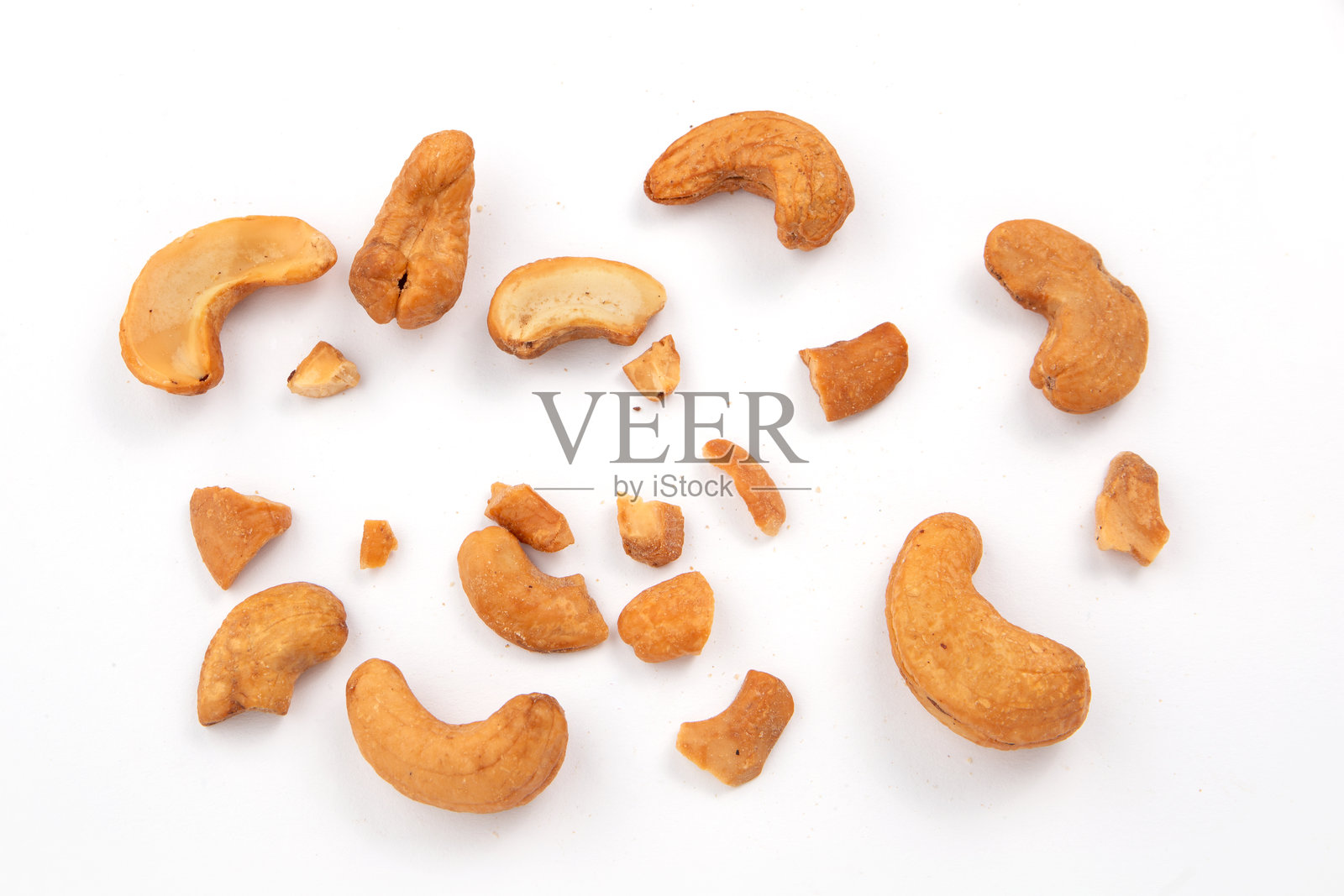 白色背景上的烤腰果照片摄影图片