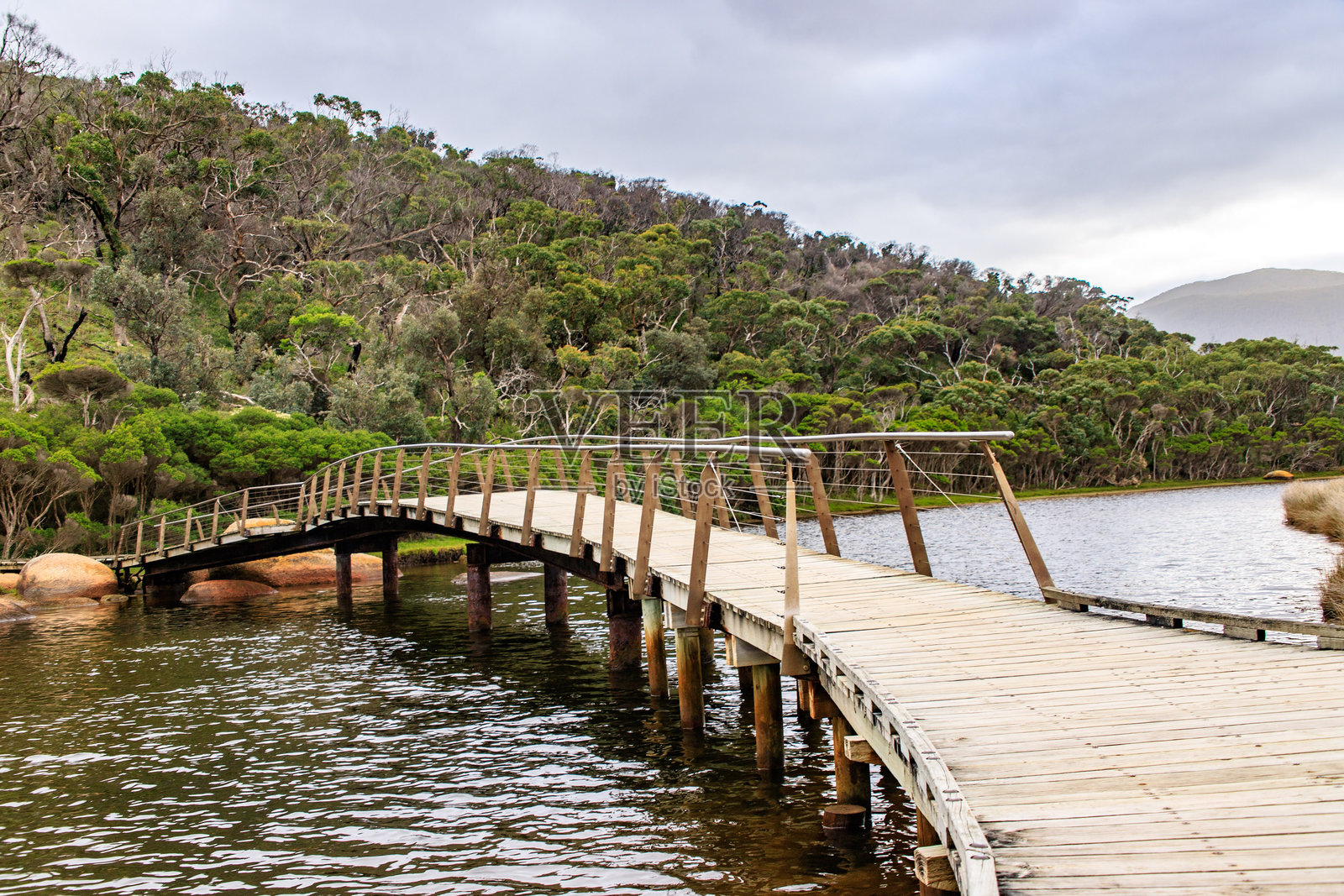 威尔逊岬潮汐河步桥的风景视图照片摄影图片