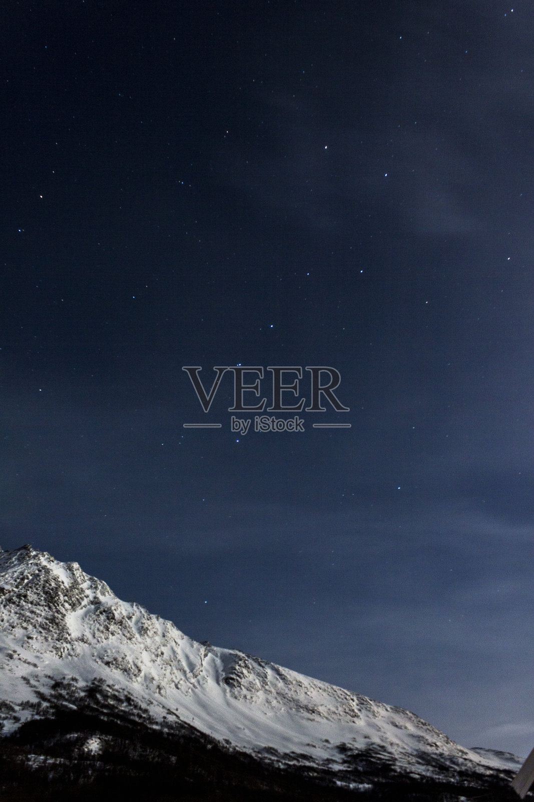 夜空下雪山的壮丽景色照片摄影图片