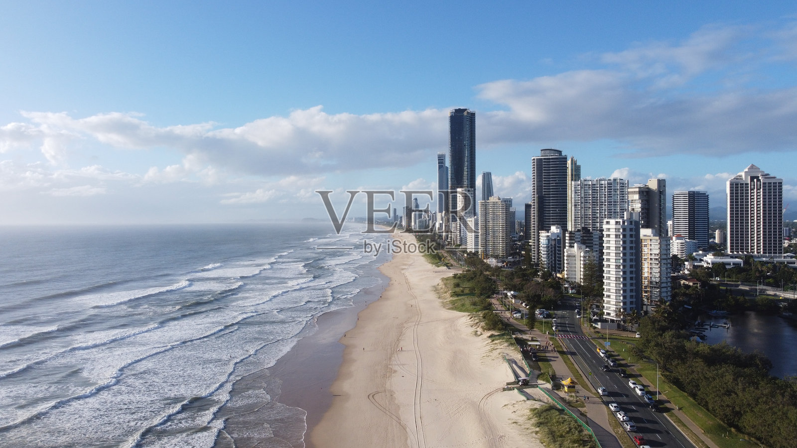 黄金海岸海滨天际线与高耸的摩天大楼照片摄影图片