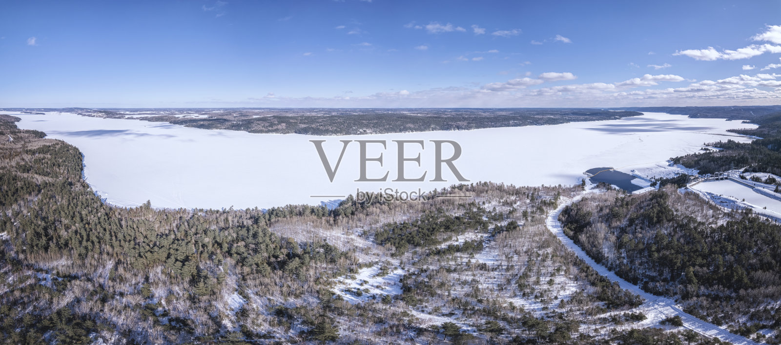 冬季北安大略省水电站的航拍图照片摄影图片