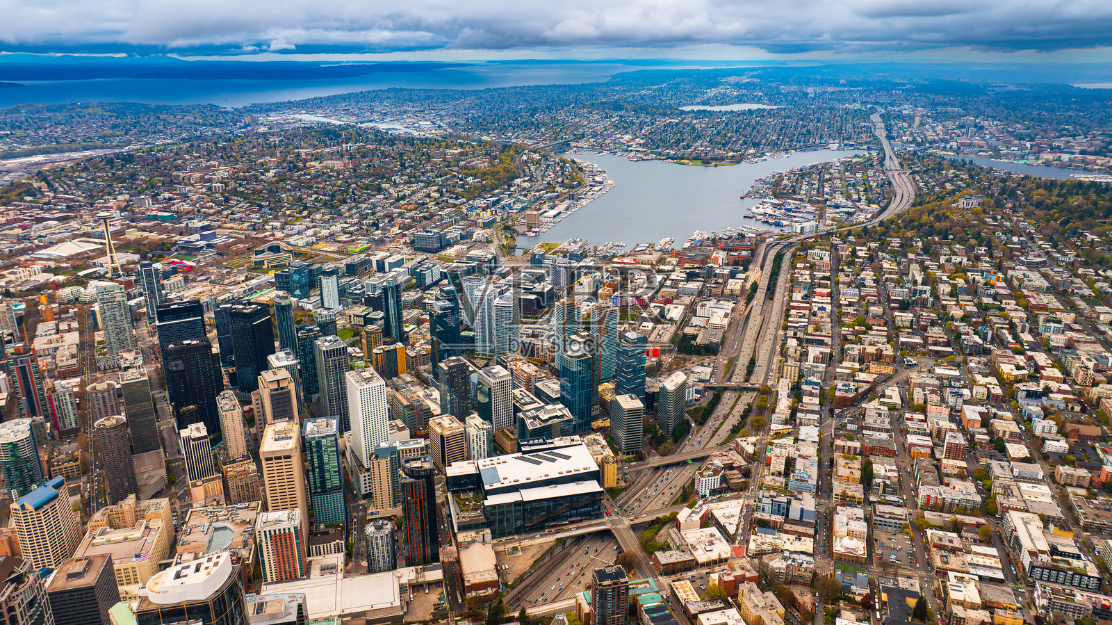美国华盛顿州西雅图市中心。华盛顿湖滨的现代城市风景。照片摄影图片