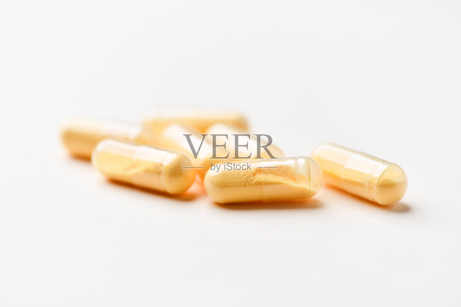 辅酶Q10胶囊。膳食补充剂。明亮的纸张背景。特写。照片摄影图片