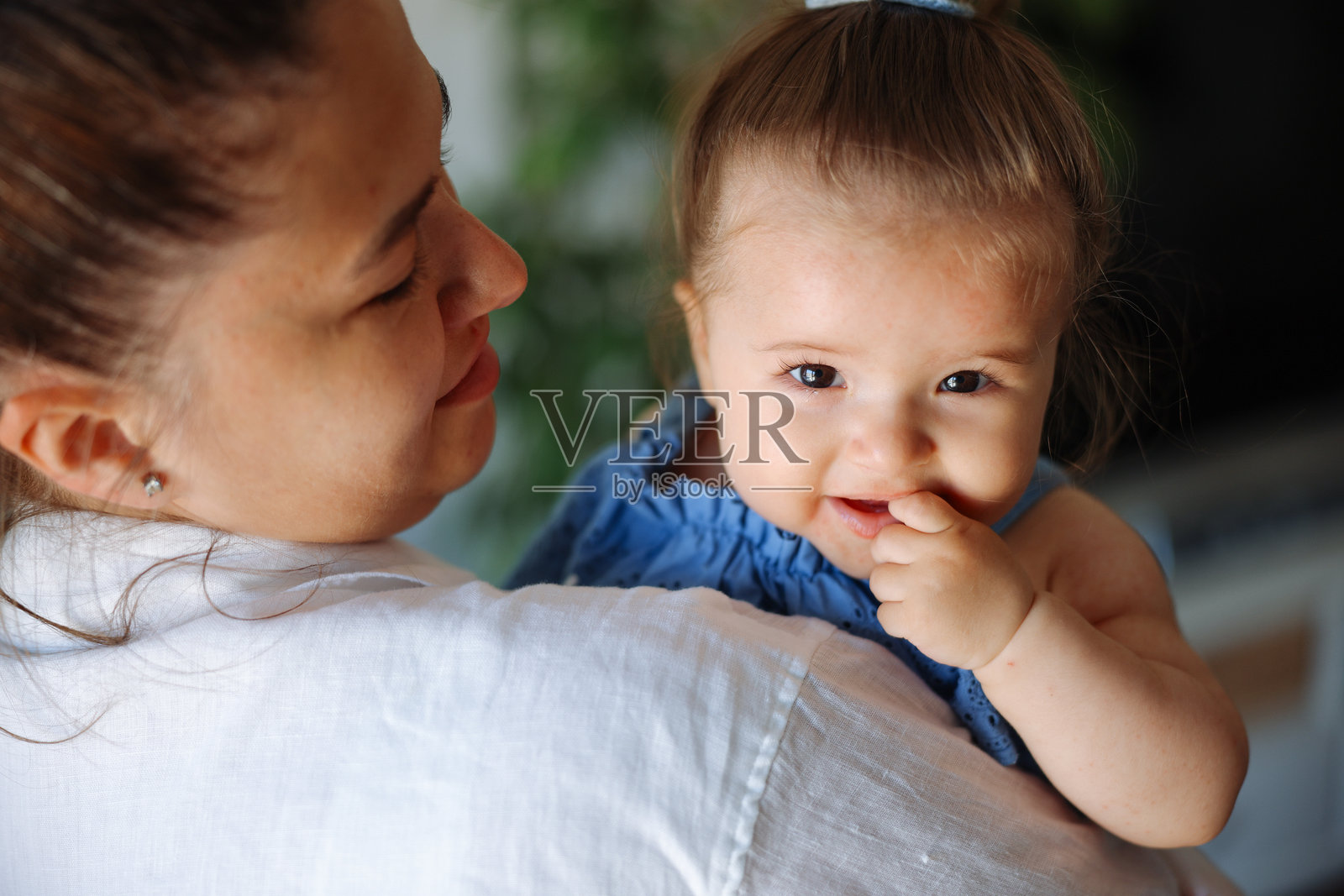 年轻女性与她的女儿在早晨相遇照片摄影图片